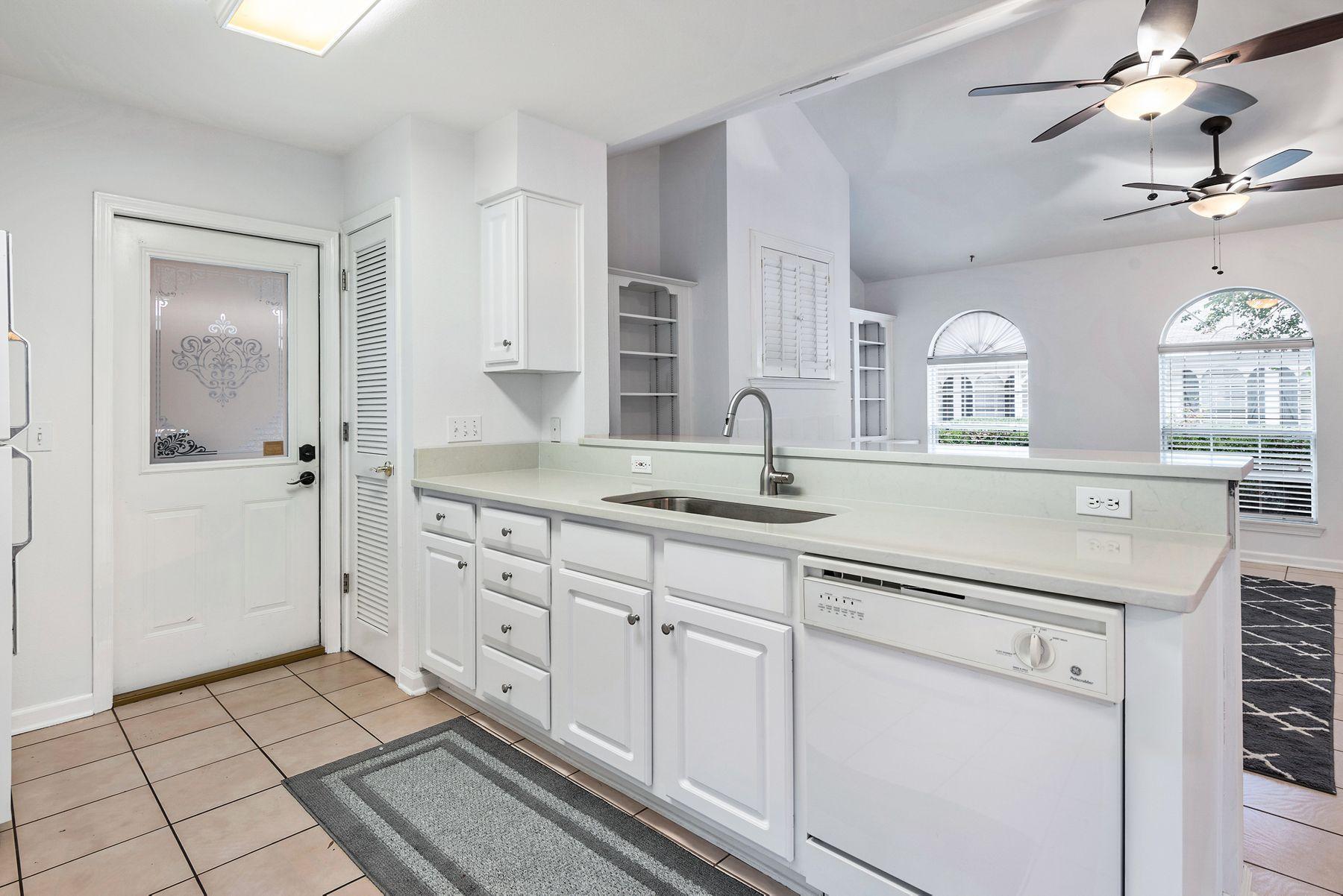 OAK HARBOUR T/H VILLAS - Residential