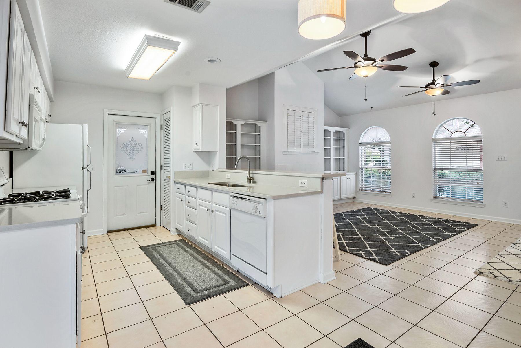 OAK HARBOUR T/H VILLAS - Residential