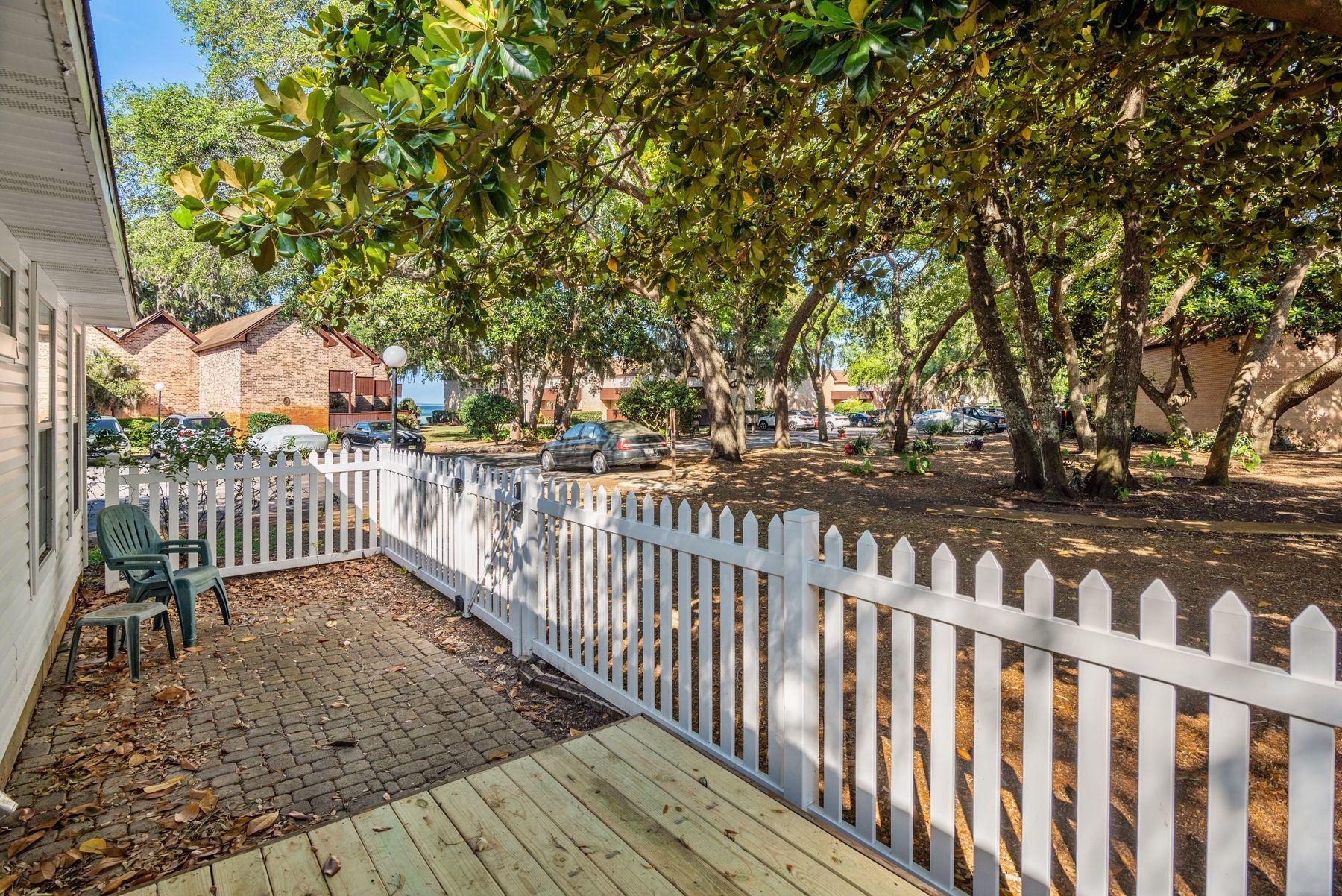 OAK HARBOUR T/H VILLAS - Residential