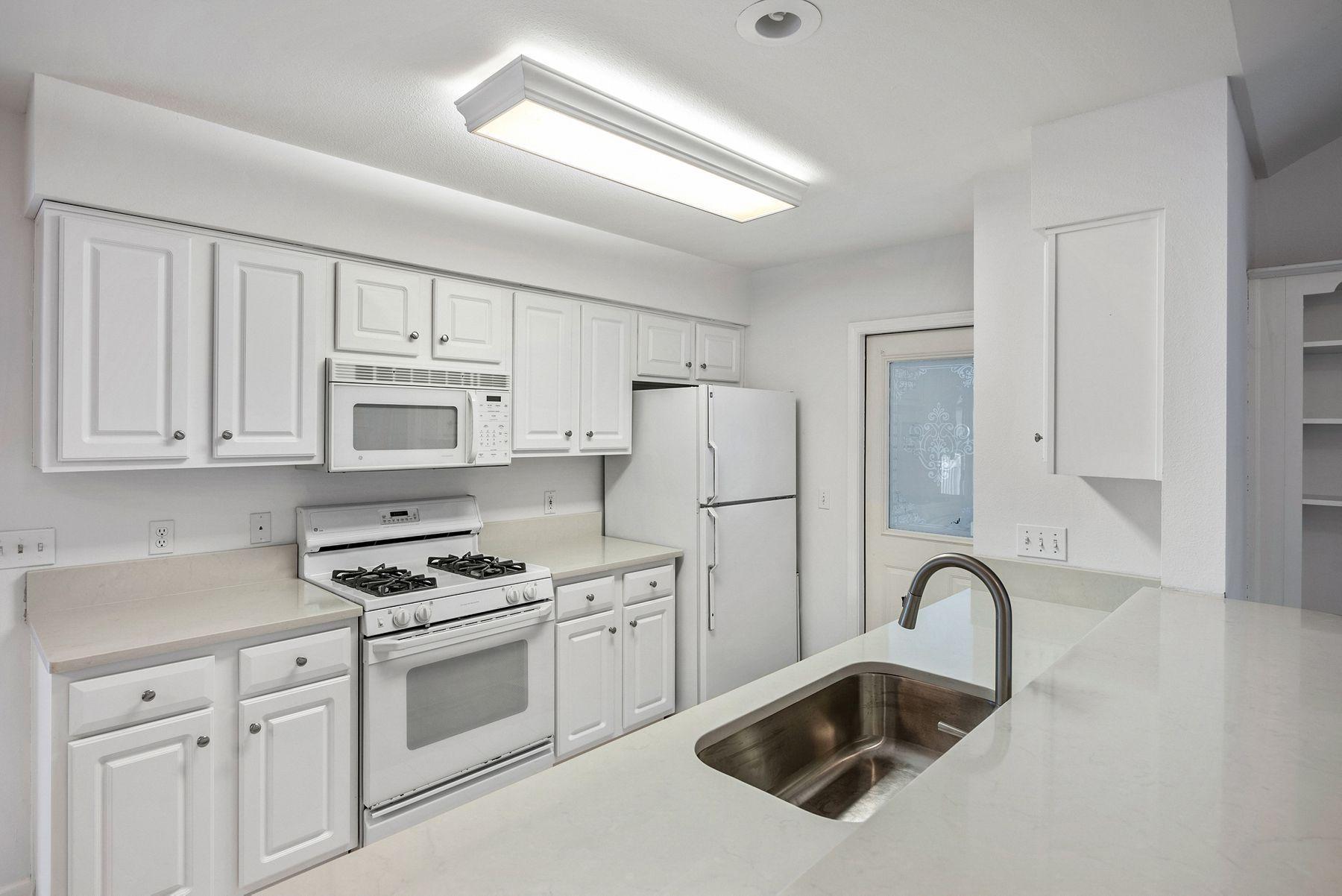 OAK HARBOUR T/H VILLAS - Residential