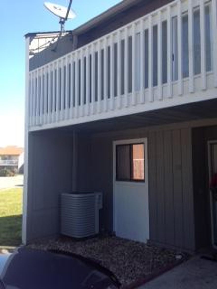 This 2 bedroom 2.5 bath end unit townhouse has been totally remodeled, New appliances,new carpet, hardwood and tile floors,and more! Townhouse features 2 bonus rooms perfect for an office or sitting room. Townhouse is centrally located in Destin, close to beaches and fine dining! No Pets allowed per HOA.