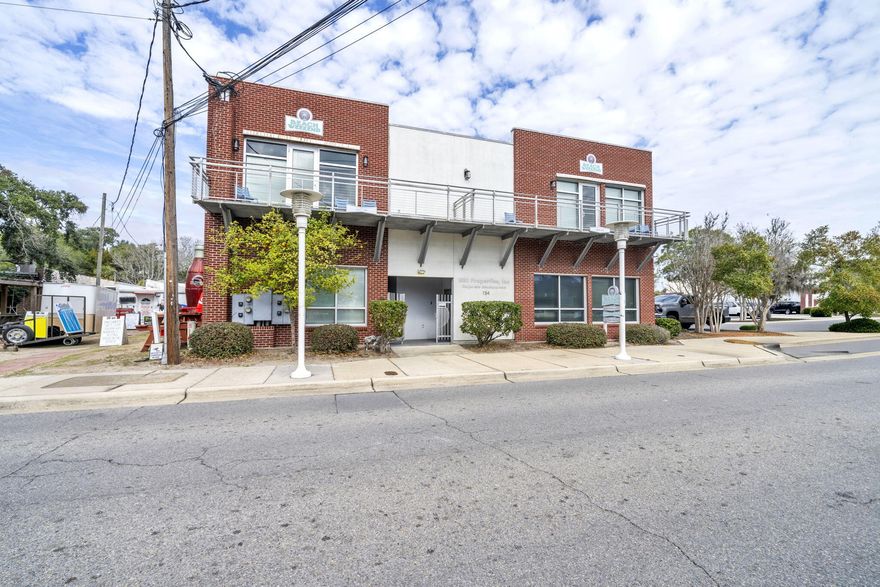 Office space available at 154 Brooks St SE, Suite 101, Fort Walton Beach, FL 32548. This well-designed unit features an open and functional layout suitable for a variety of professional office uses. The space allows for flexible configuration to accommodate private offices, collaborative work areas, or client-facing operations. Conveniently located in Southeast Fort Walton Beach with easy access to major roadways, surrounding neighborhoods, and nearby businesses. Ample parking and a professional setting make this an excellent option for companies seeking a central and accessible office location.