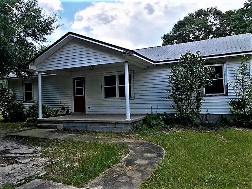This 3/2 ranch style home is conveniently located near Defuniak
Springs. Add some TLC to make this the perfect home you've been searching for. Home has a detached one car garage and concrete pad. A portion of the garage could be used as a workshop. Extra large 2.1 acre lot is partially fenced. Fronts paved street and has city water/septic. Home has vinyl siding on three sides