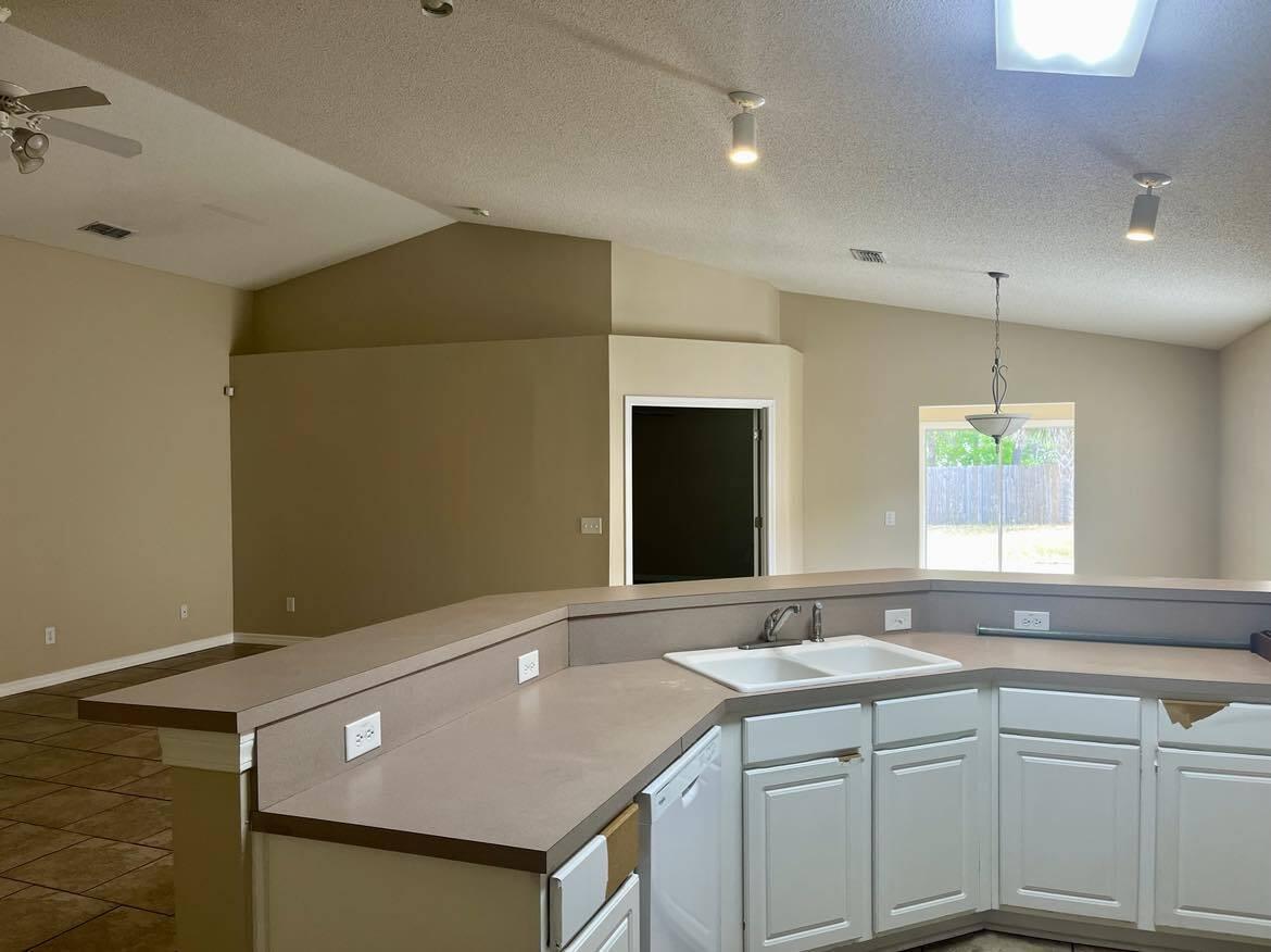 HIDDEN SHORES - Residential Lease