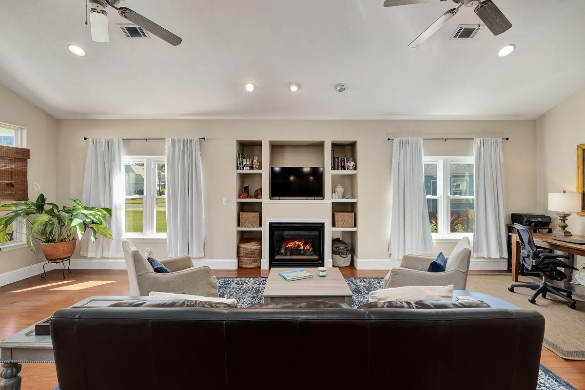 PELICAN BAY - Residential
