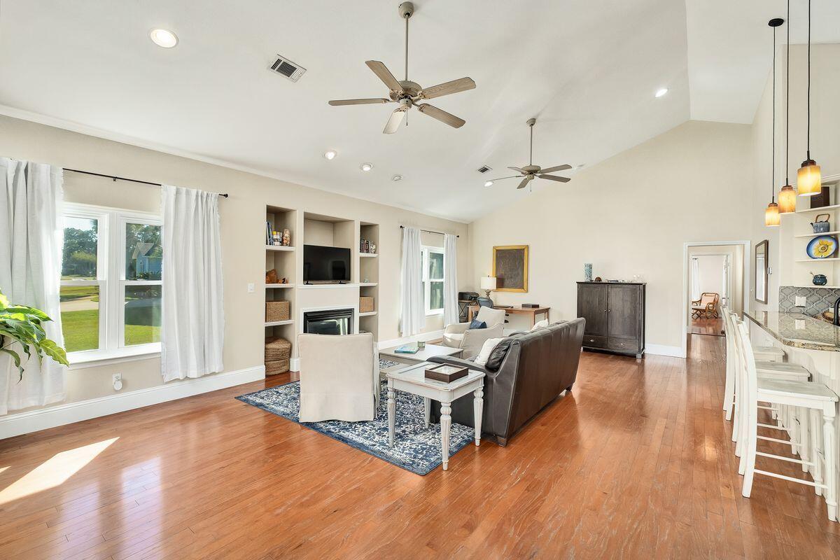 PELICAN BAY - Residential