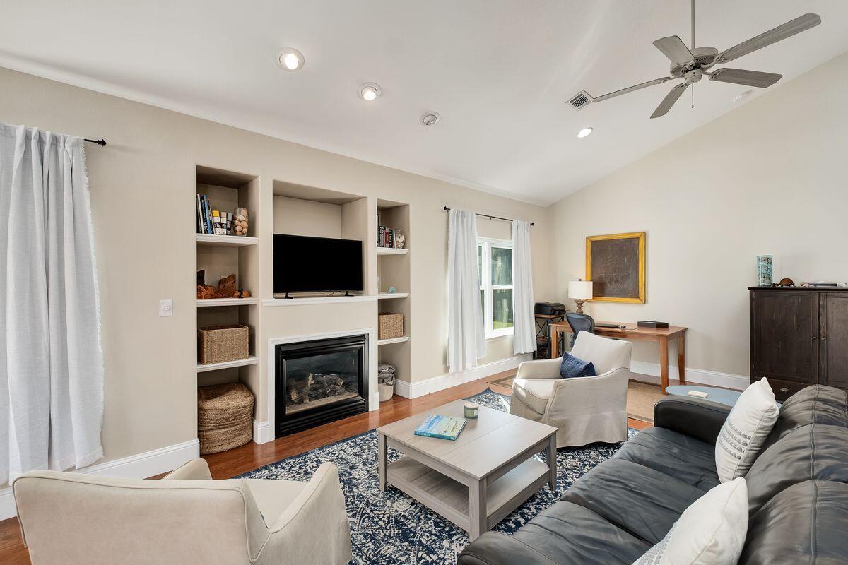 PELICAN BAY - Residential