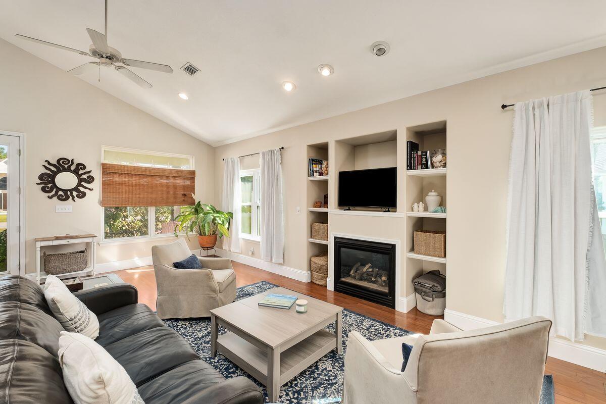 PELICAN BAY - Residential