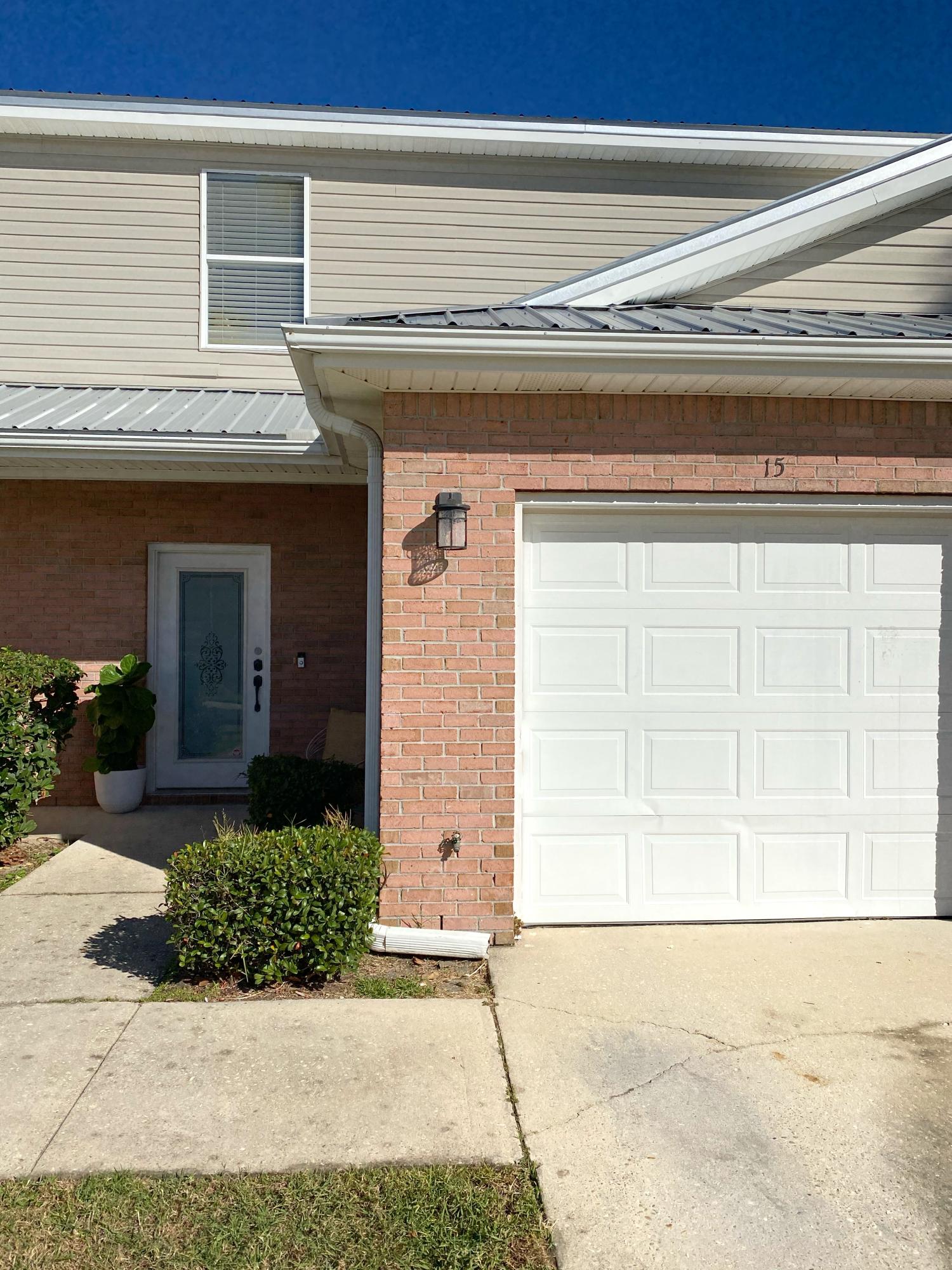 Great Location, in the heart of Destin. This home has been well kept and renovated. Boasts several upgrades, to include kitchen and flooring. 3BD/2.5 baths, spacious kitchen and living area, great for entertaining! Close proximity to local area attractions, restaurants, attractions, and the sugar sand beaches and emerald green waters of the Gulf of Mexico.