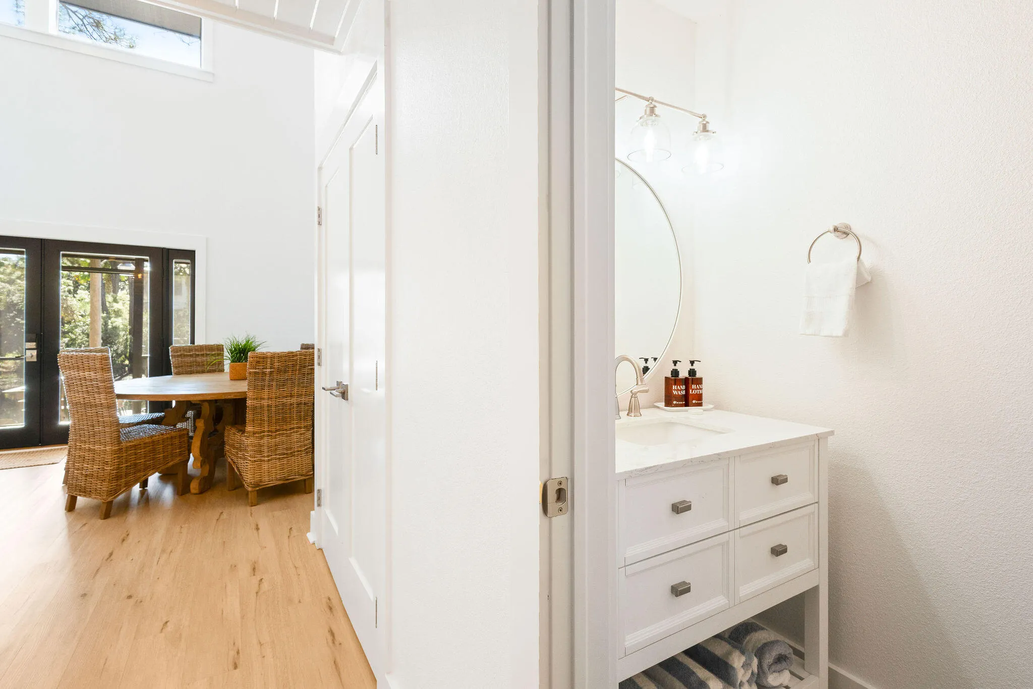 Santa Rosa Beach, Florida 32459, United States, 2 Bedrooms Bedrooms, ,3 BathroomsBathrooms,Residential,Pending,77322