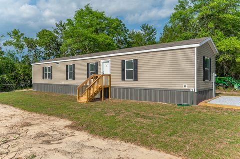 A home in DeFuniak Springs