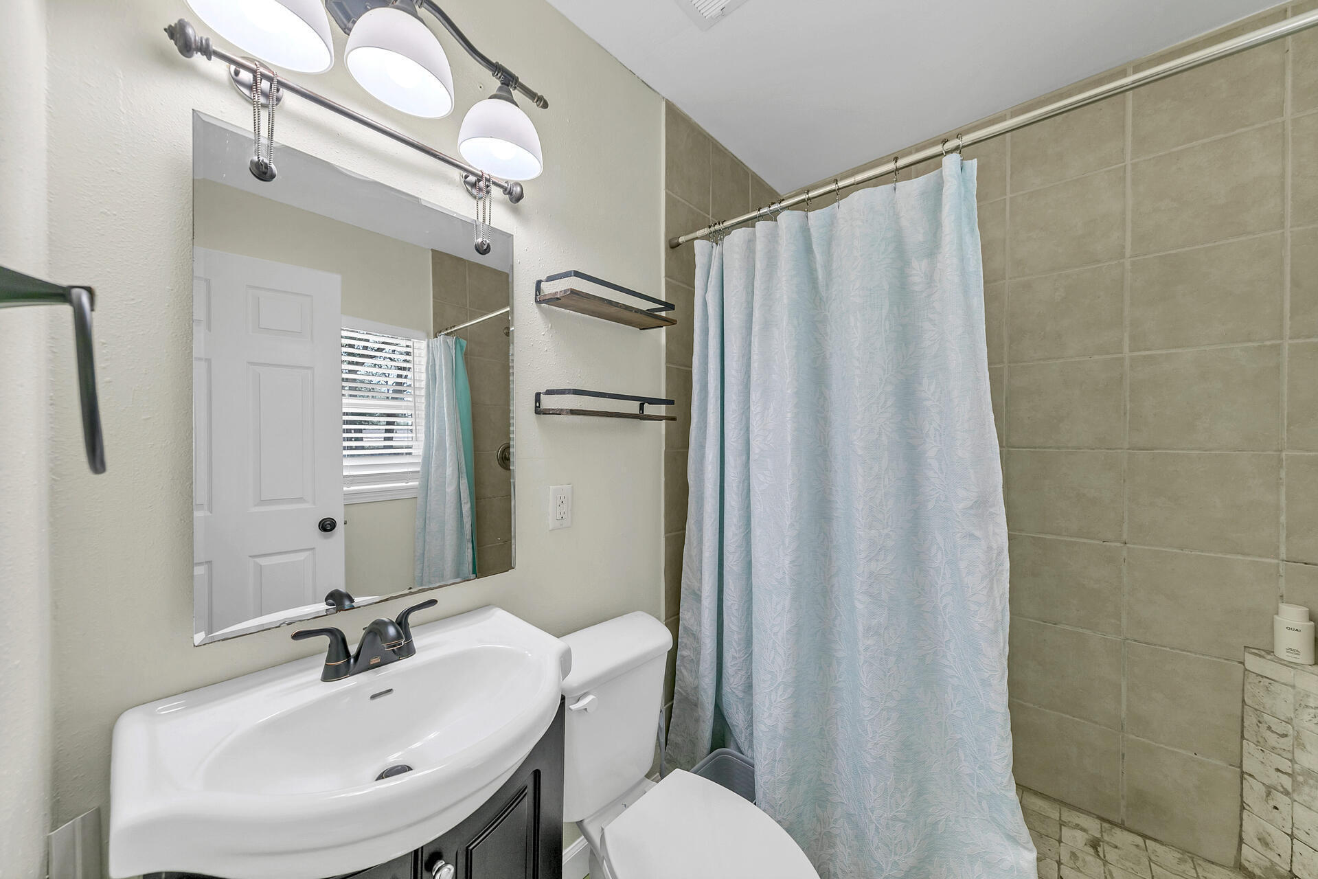 COMMODORE PLACE - Residential