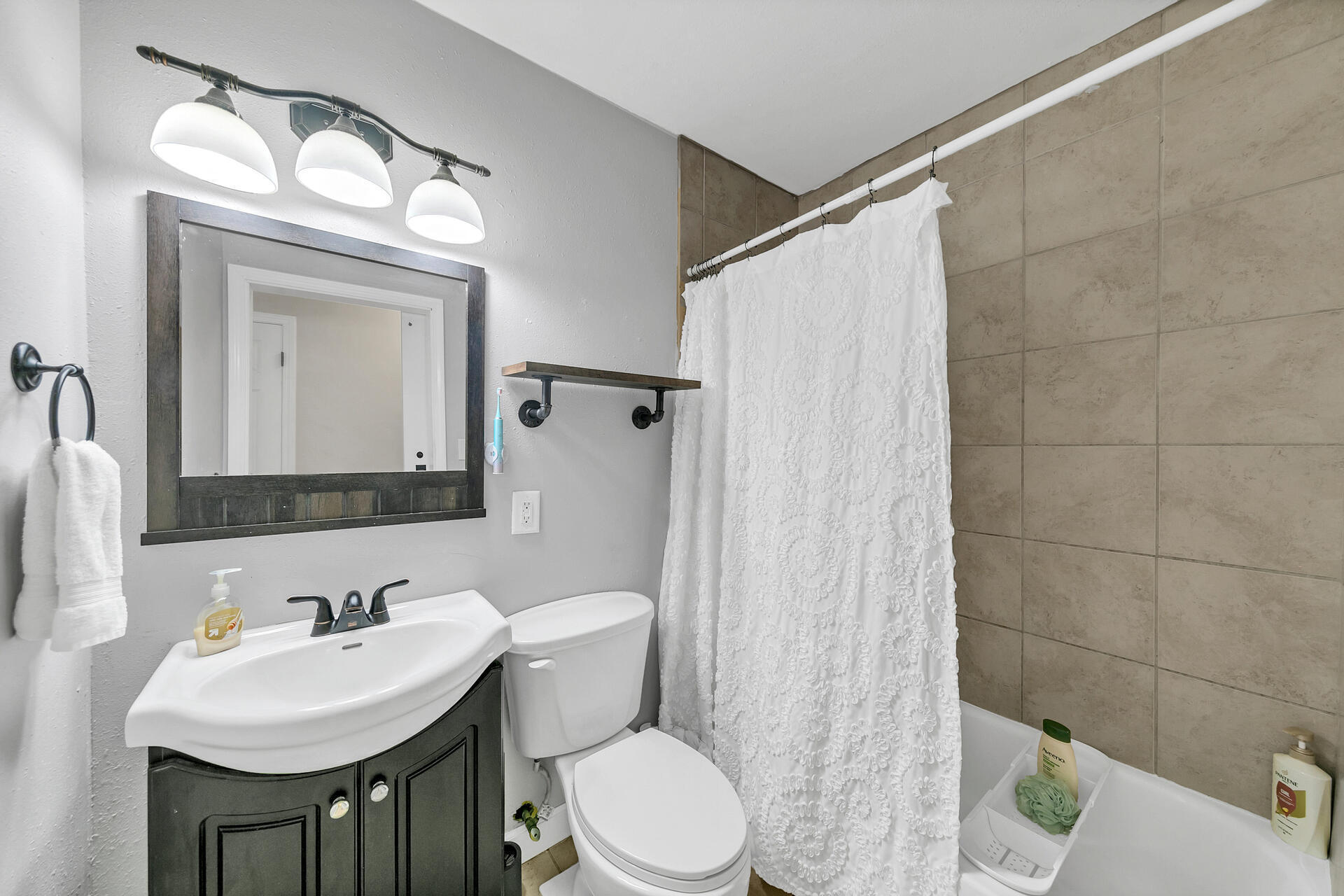 COMMODORE PLACE - Residential