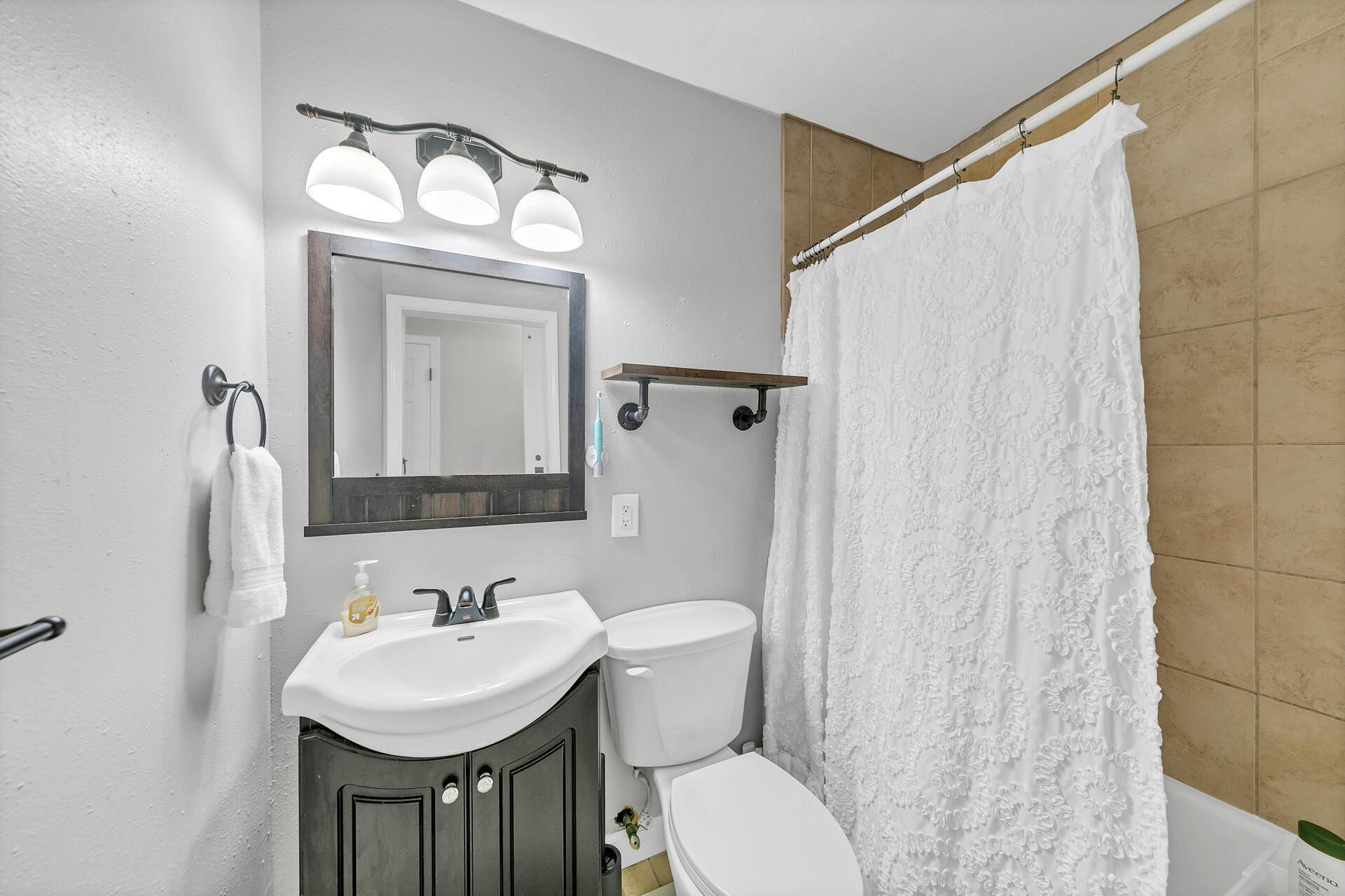 COMMODORE PLACE - Residential