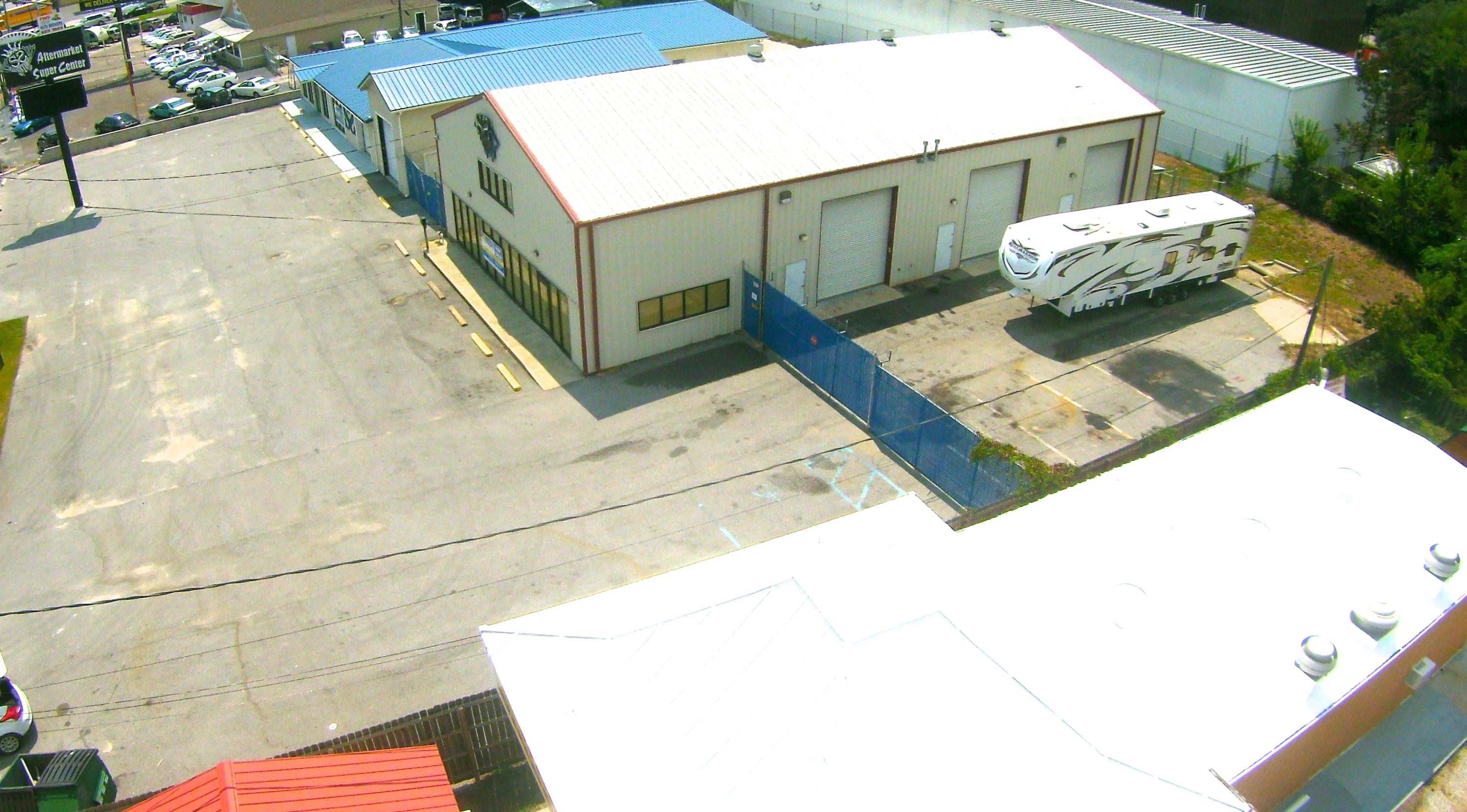 Main image without alt text