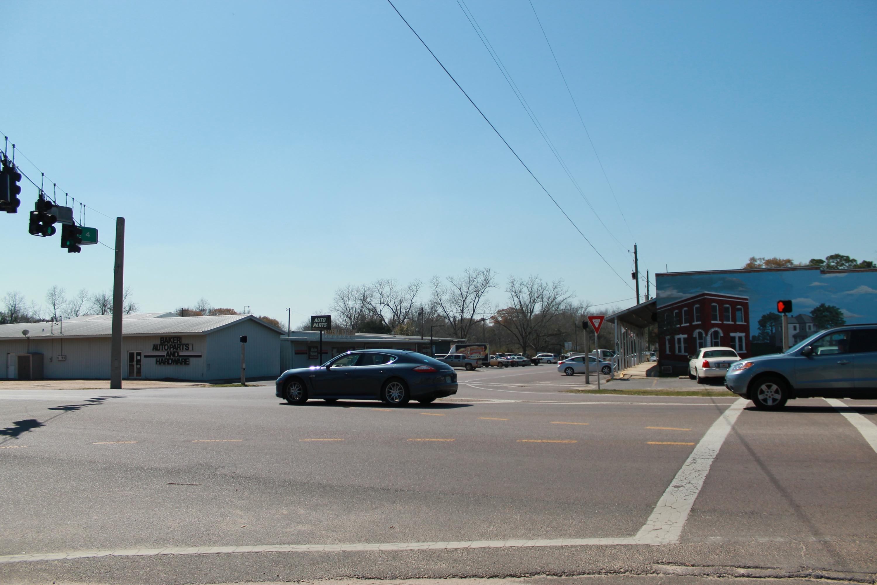 Main image without alt text