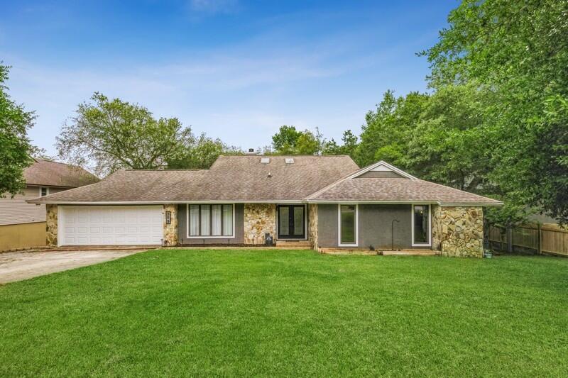 Inviting fully renovated Bluewater Bay home overlooking a large lake. Dual leaded glass front doors greet you into an expansive living space with soaring ceiling and sky lights. Stone fireplace, built in bookcase and wet bar make it the perfect entertaining area. The kitchen was completely renovated in 2019 complete with a white farm sink, upgraded Kitchenaid refrigerator, custom butcher block pantry with drawers and ample granite counter space. Primary bedroom has views of the lake along with an extra large bath with custom barn door, soaking tub, 2 closets and huge shower. Each of the other bedrooms has an ensuite, updated with tile showers and granite counters. New roof 2023, New hot water heater 2023, lawn redone with a new irrigation pump MORE.....