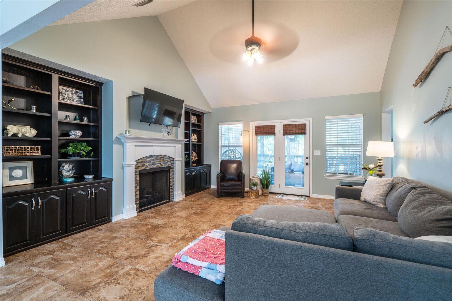 ROCKY BAYOU ESTATES 01 - Residential Lease