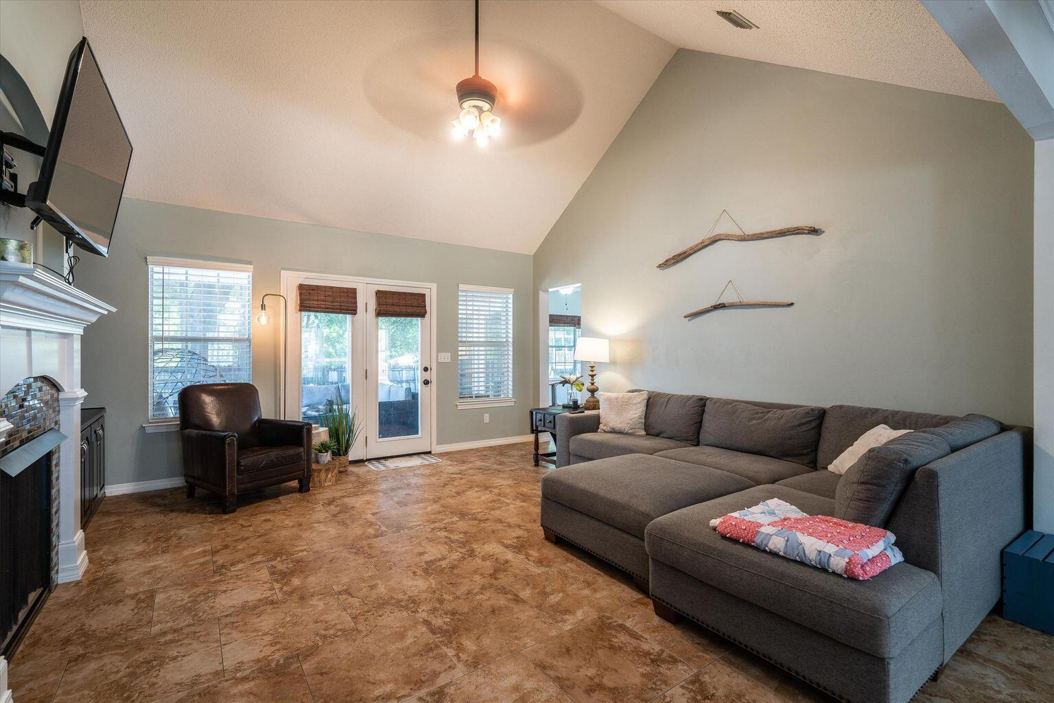 ROCKY BAYOU ESTATES 01 - Residential Lease