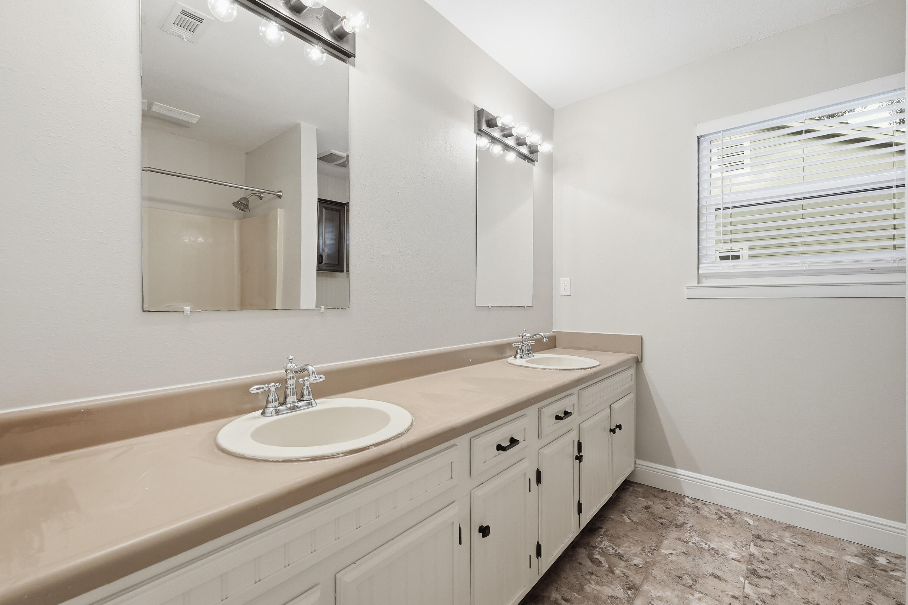 CREEKSIDE 5 - Residential Lease