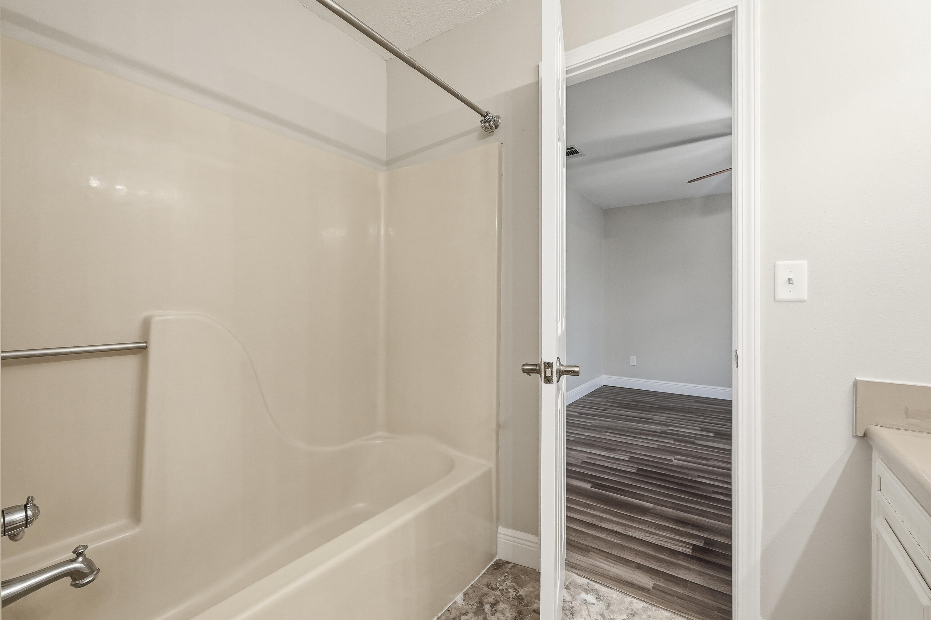 CREEKSIDE 5 - Residential Lease