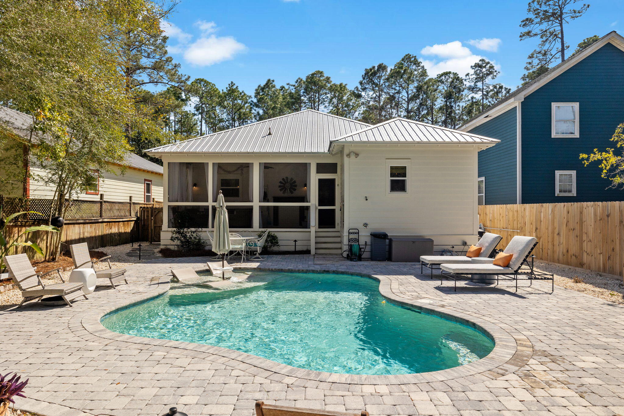 MAGNOLIA BEACH - Residential