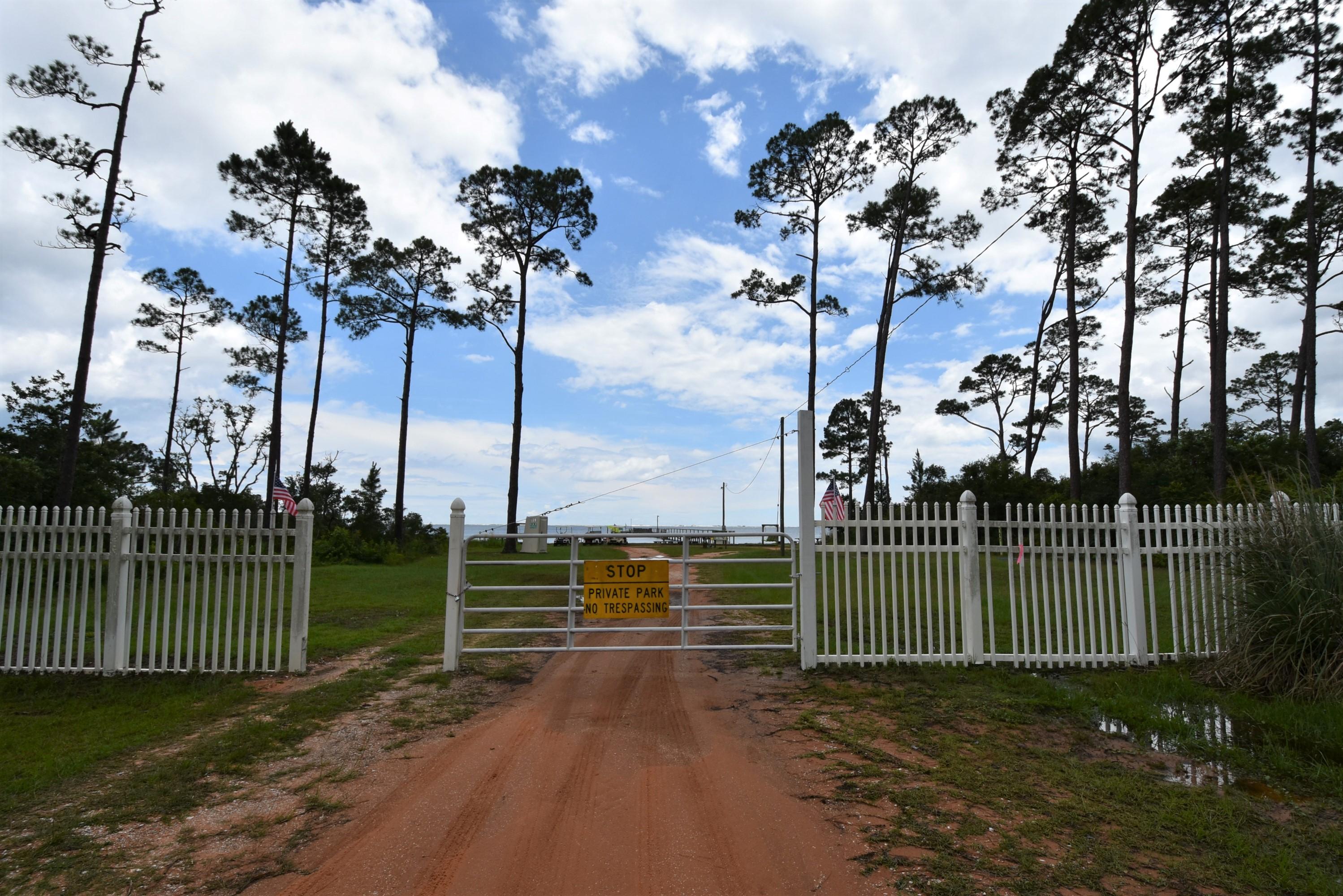 WES VIC HOLIDAY SANDS - Land