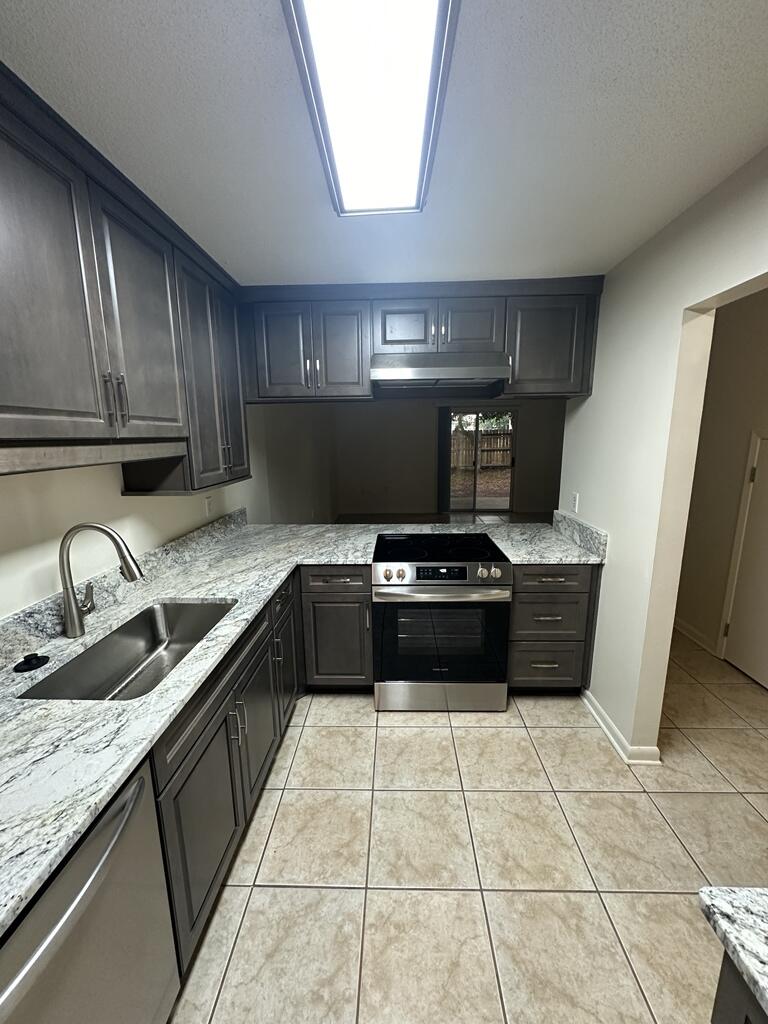 SCOTTWOOD - Residential Lease