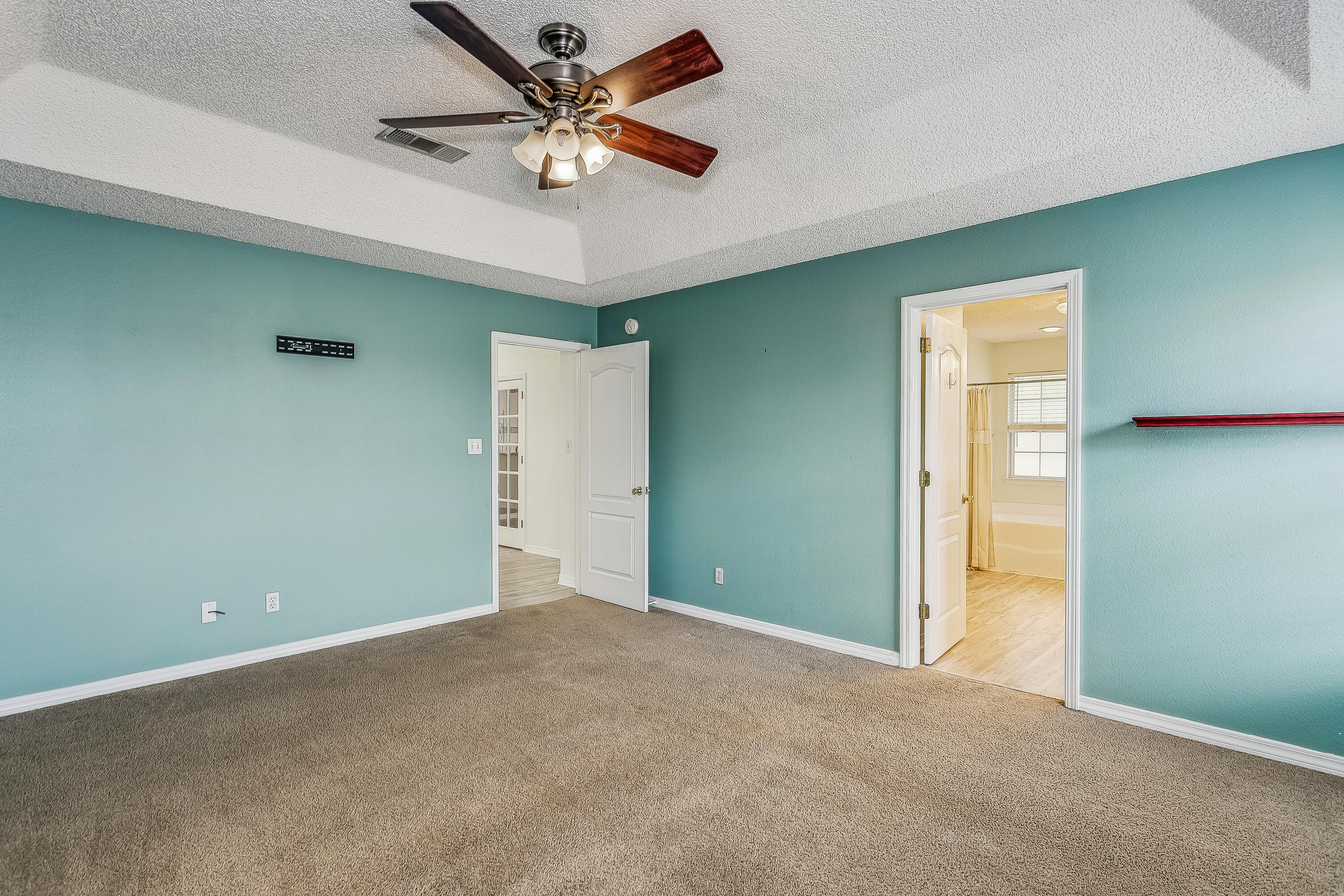 ESTATES AT EMERALD SHORES THE - Residential