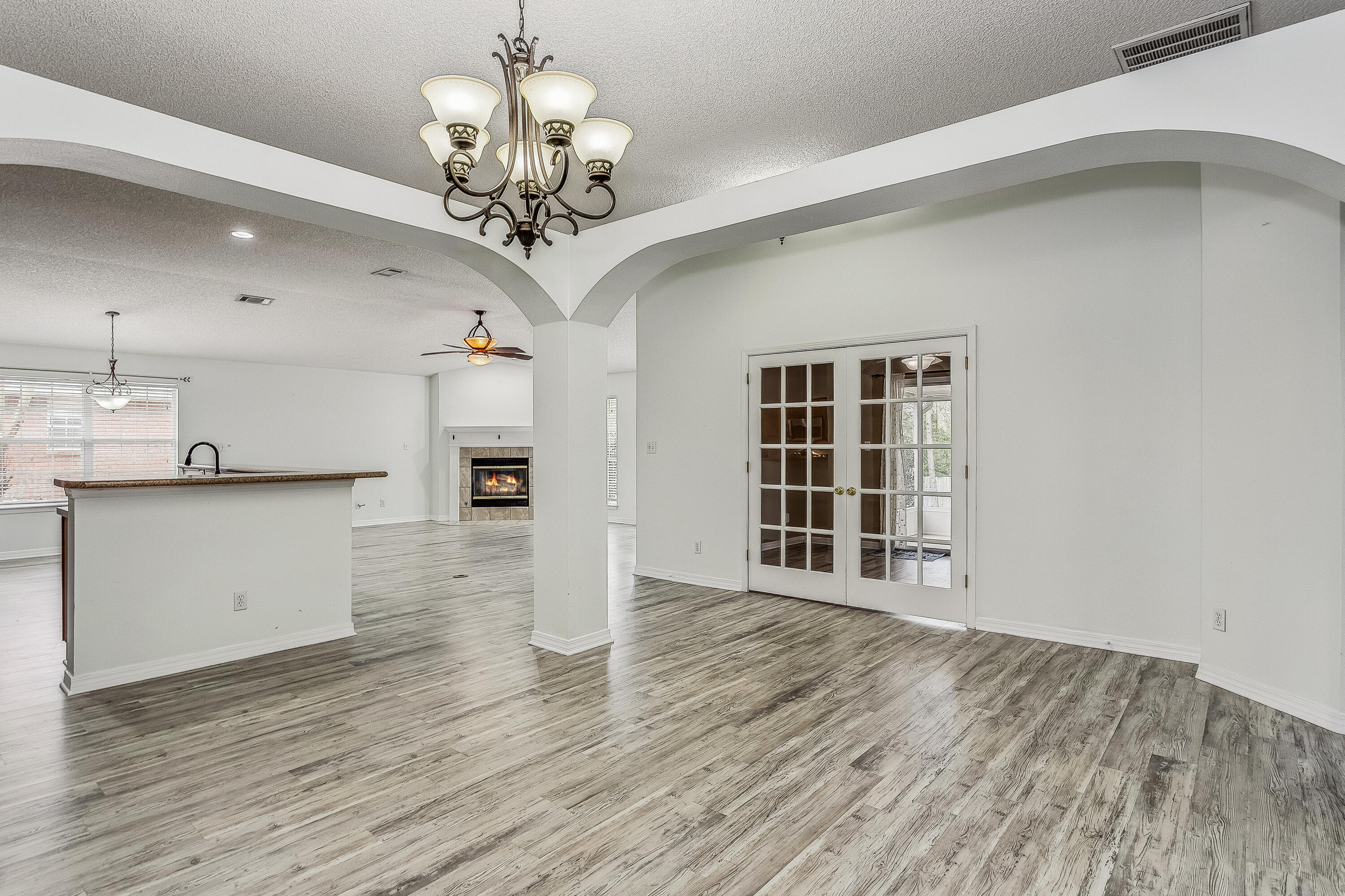 ESTATES AT EMERALD SHORES THE - Residential