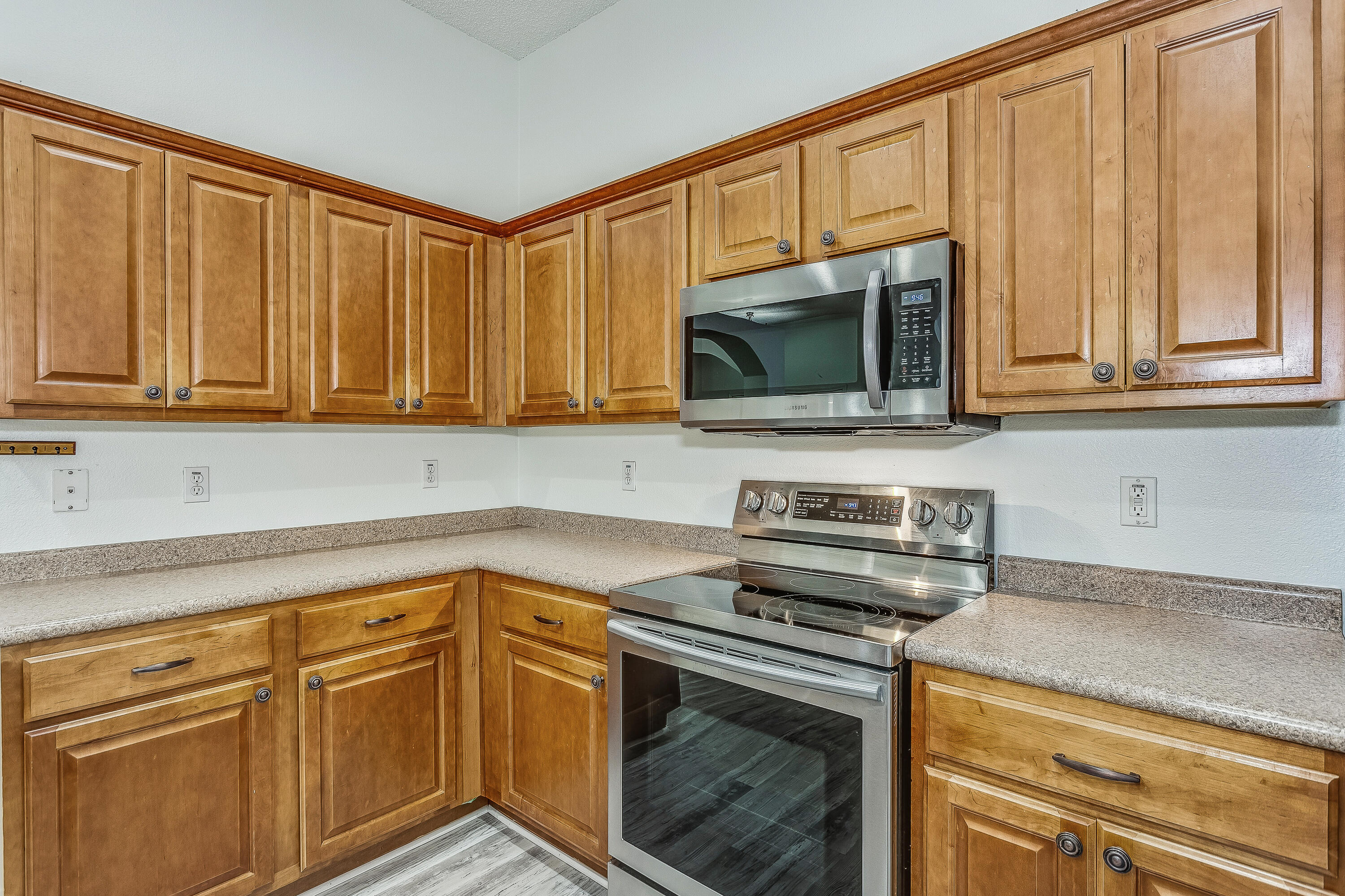 ESTATES AT EMERALD SHORES THE - Residential