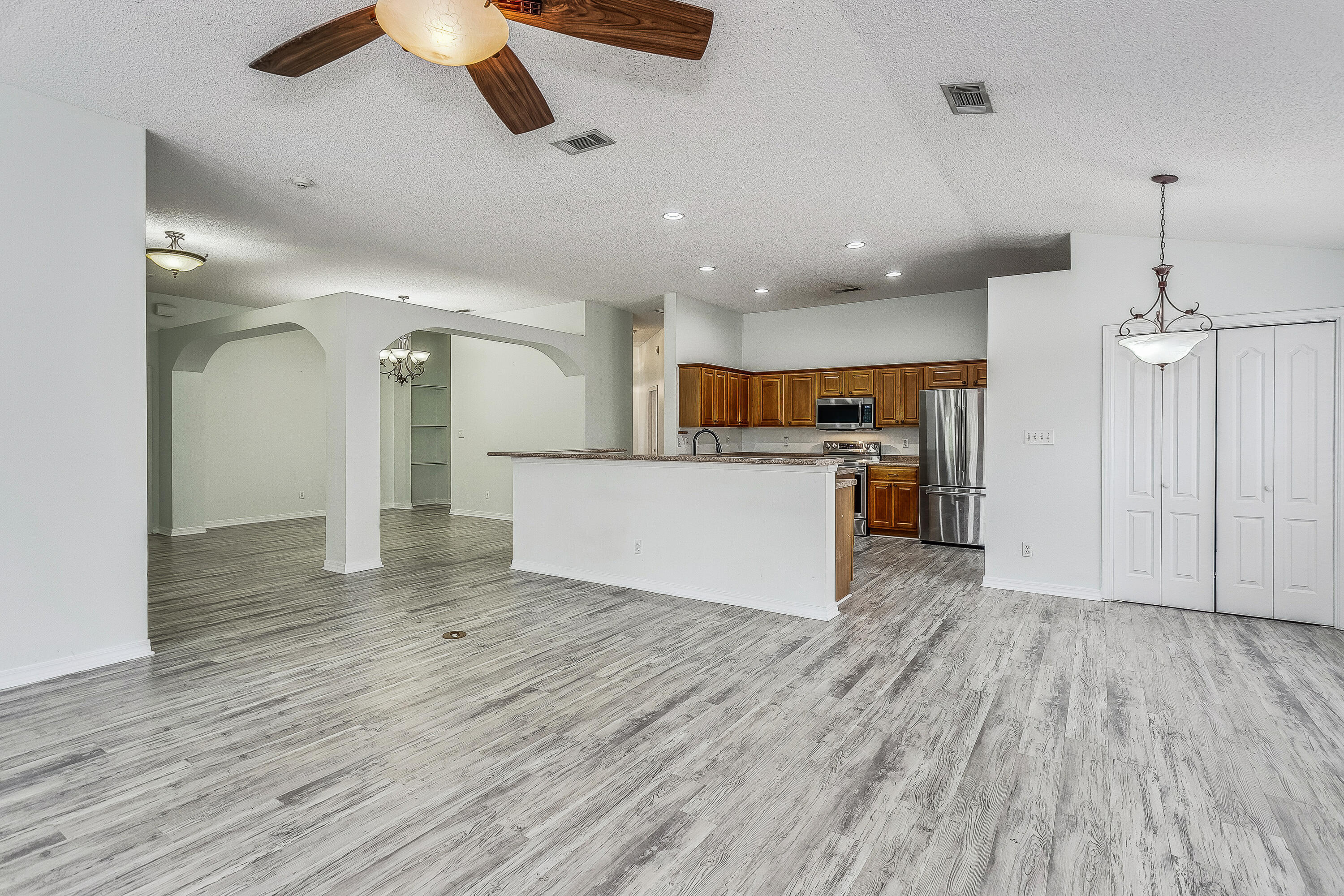 ESTATES AT EMERALD SHORES THE - Residential