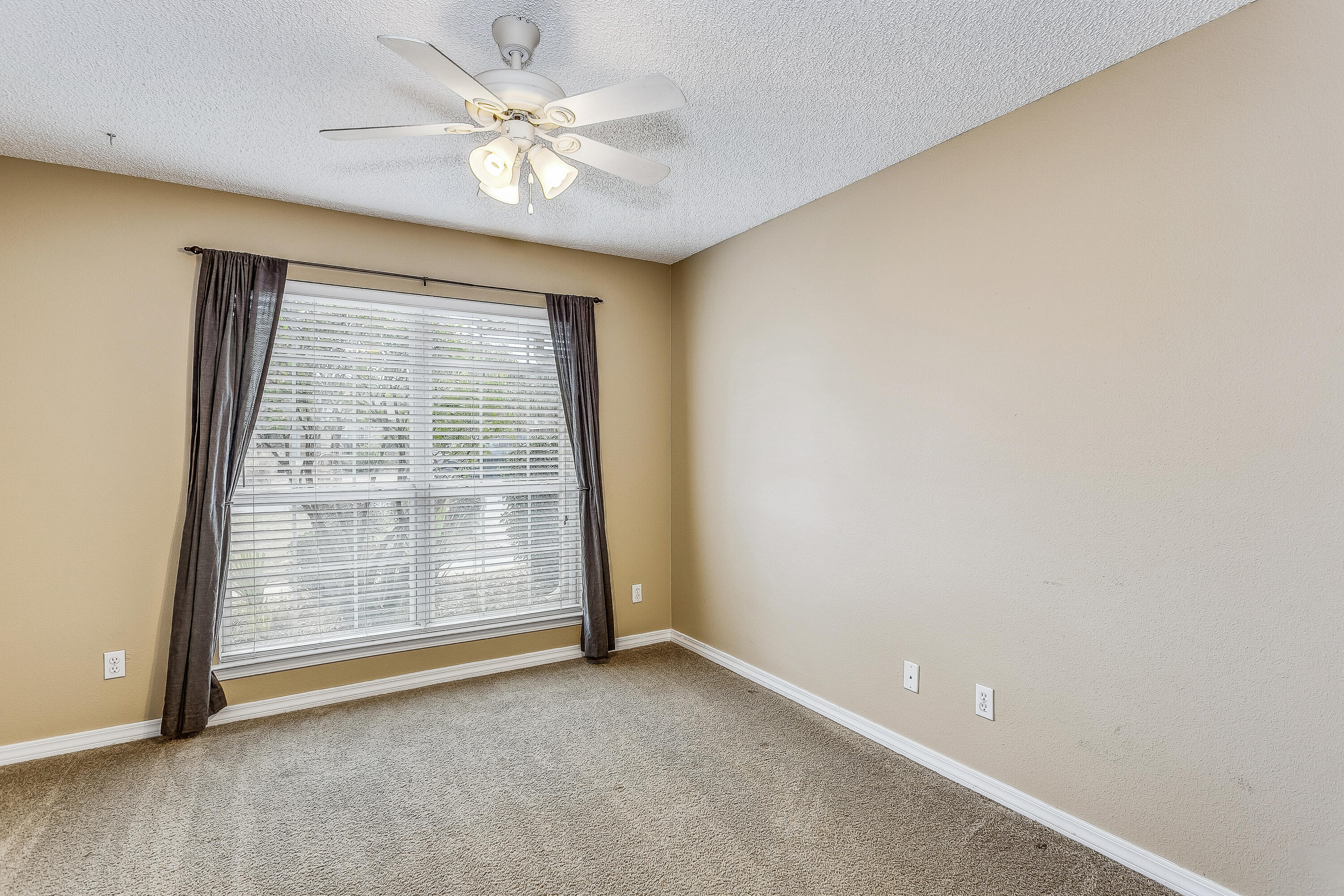 ESTATES AT EMERALD SHORES THE - Residential