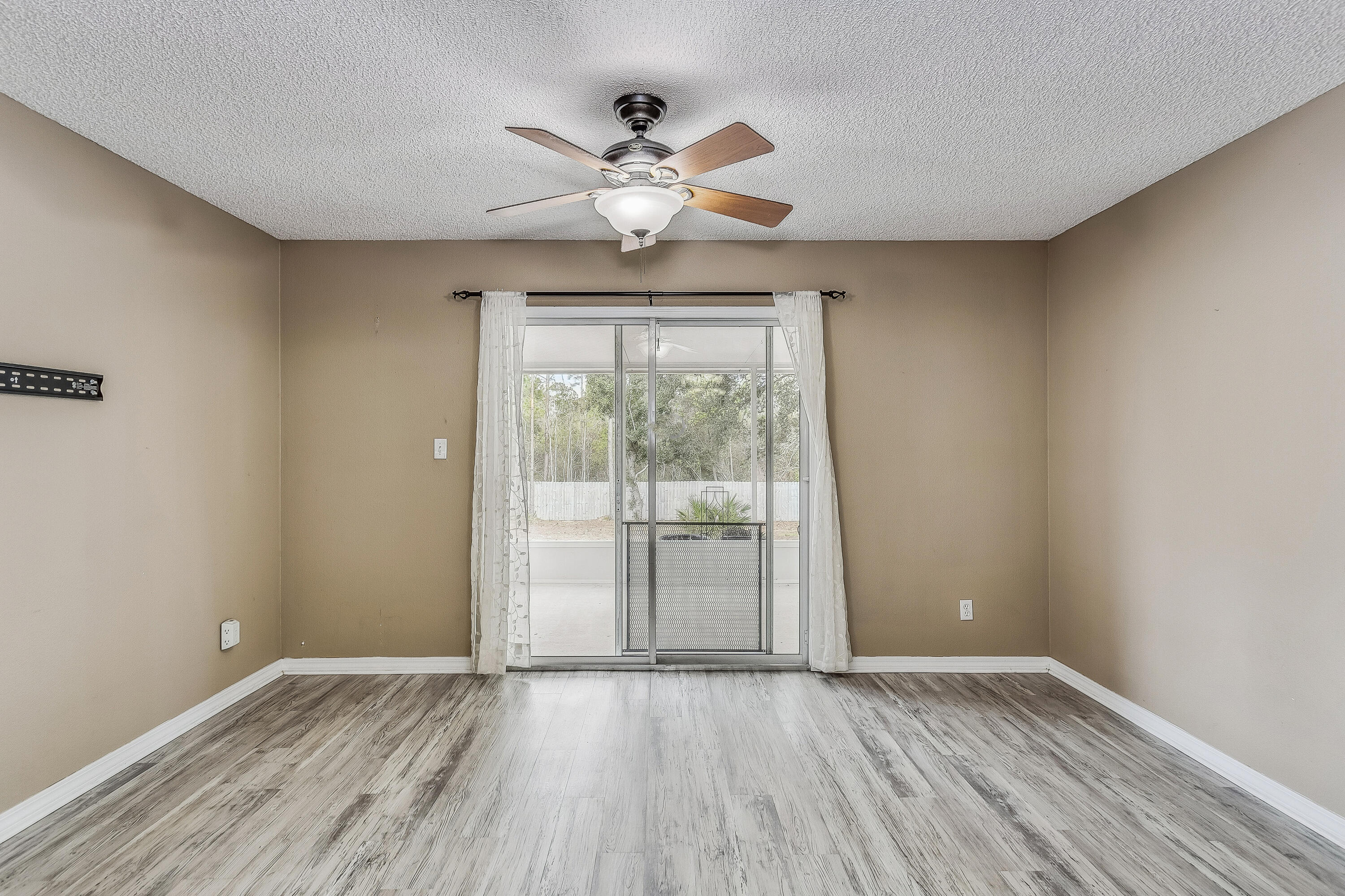 ESTATES AT EMERALD SHORES THE - Residential