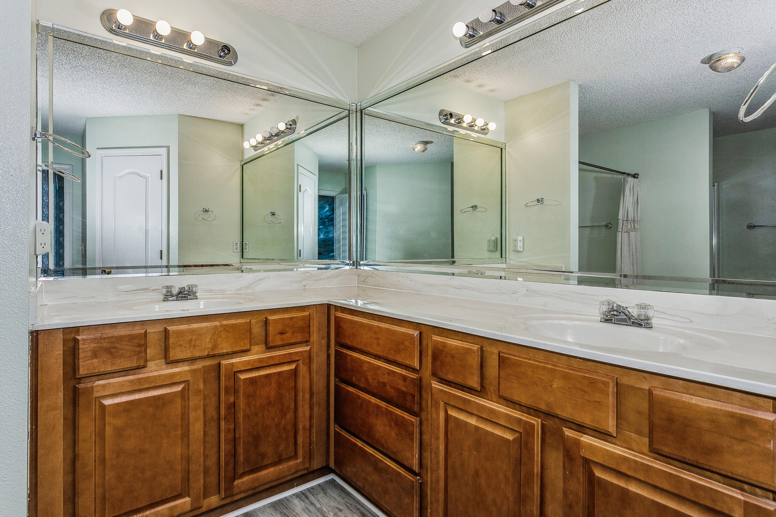 ESTATES AT EMERALD SHORES THE - Residential