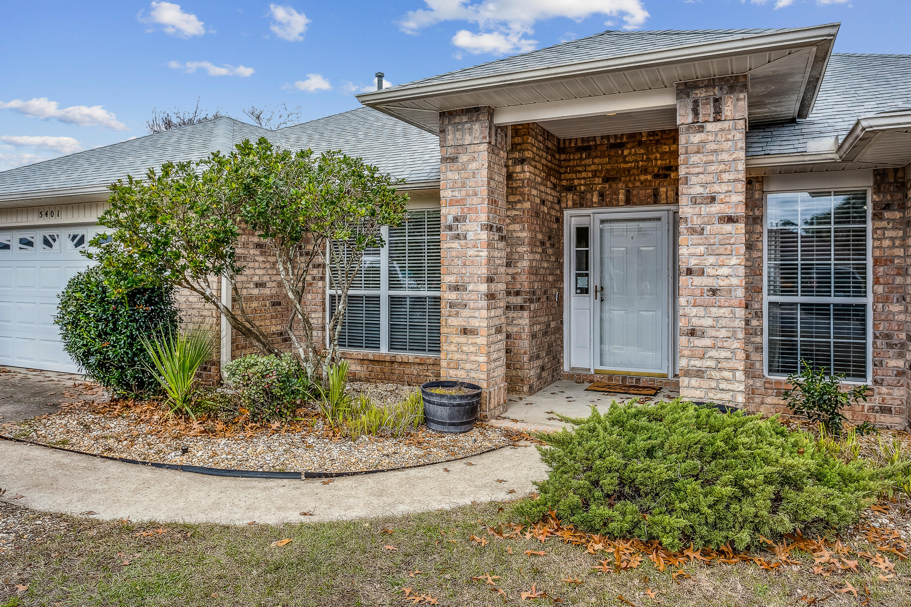 ESTATES AT EMERALD SHORES THE - Residential