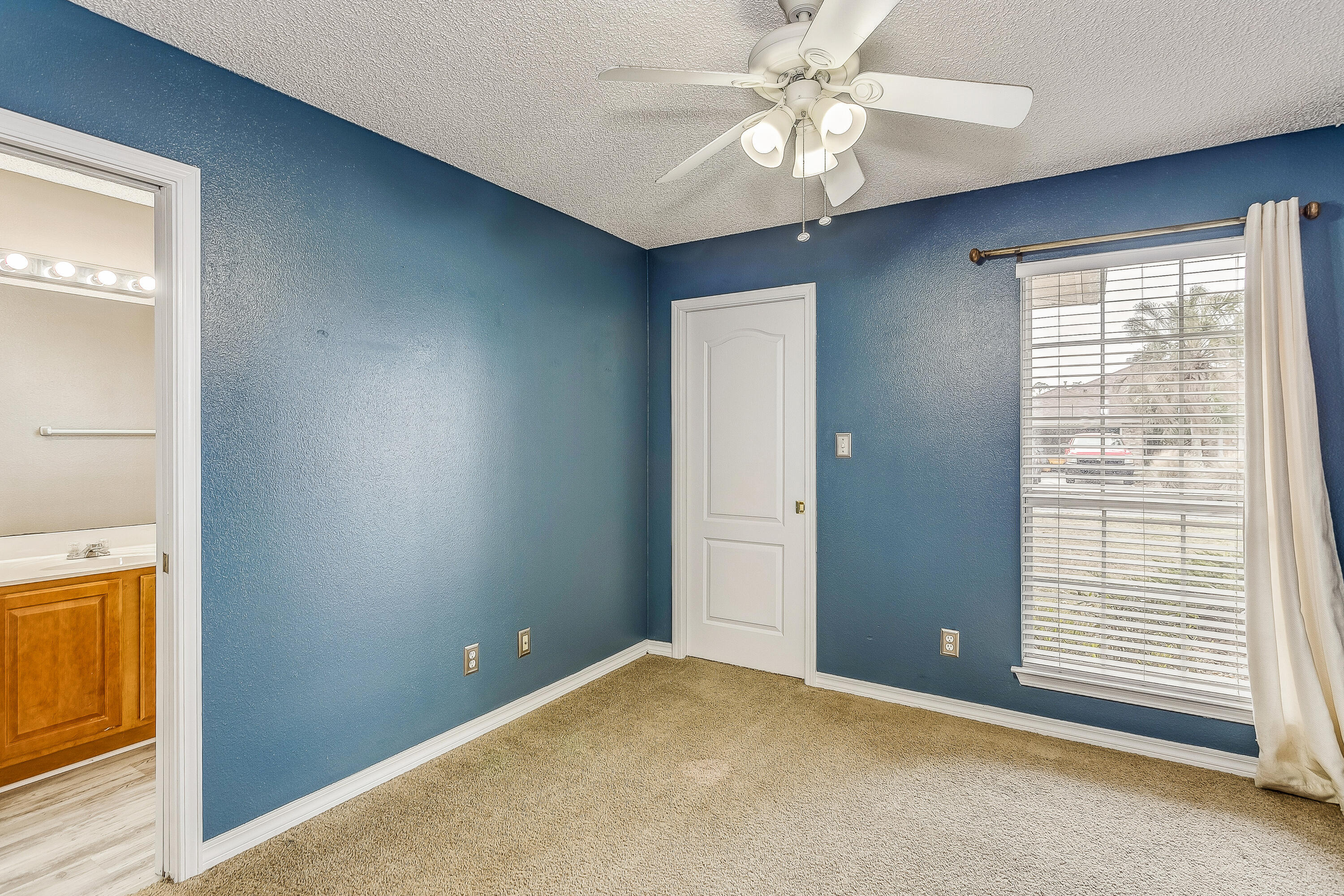 ESTATES AT EMERALD SHORES THE - Residential