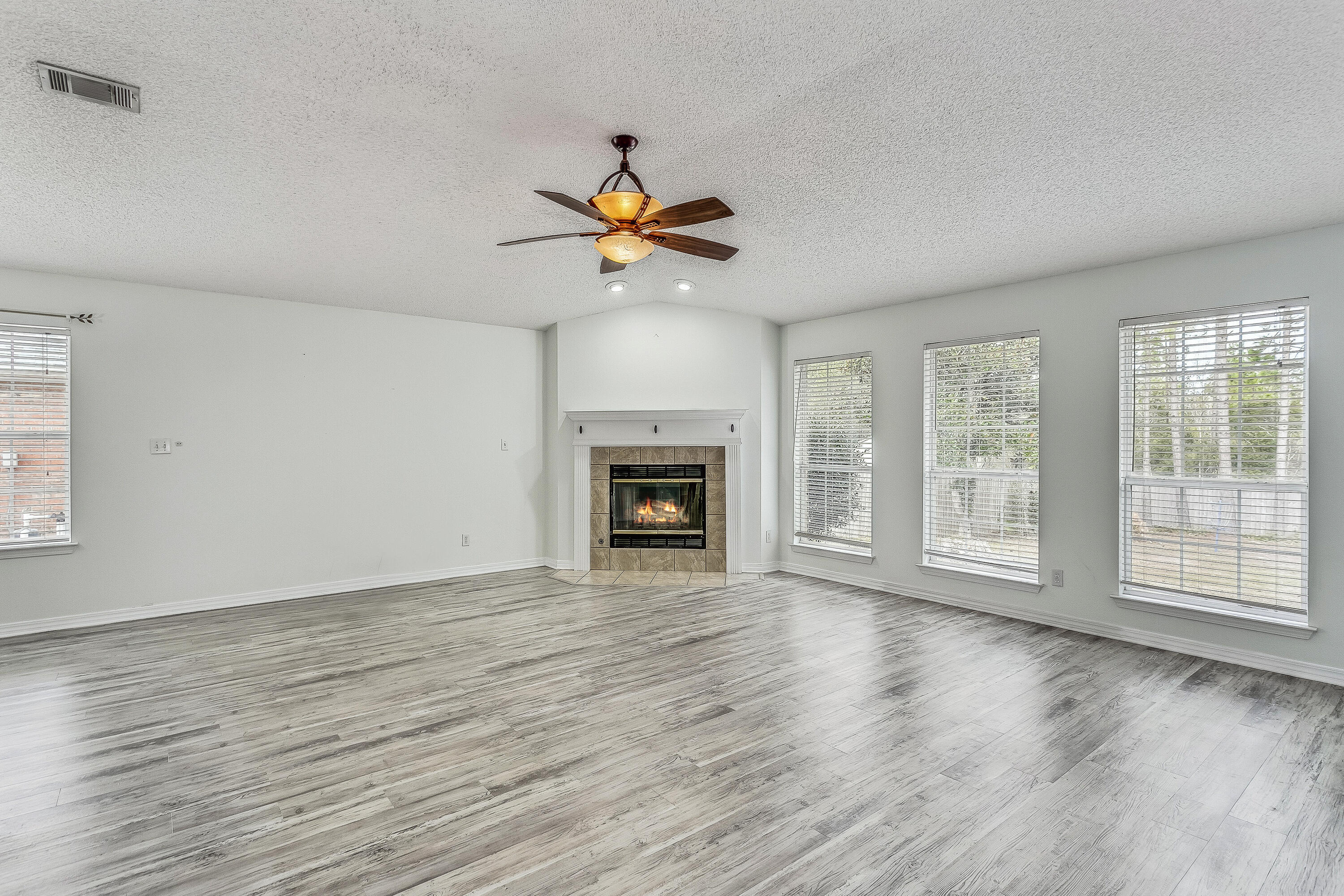 ESTATES AT EMERALD SHORES THE - Residential