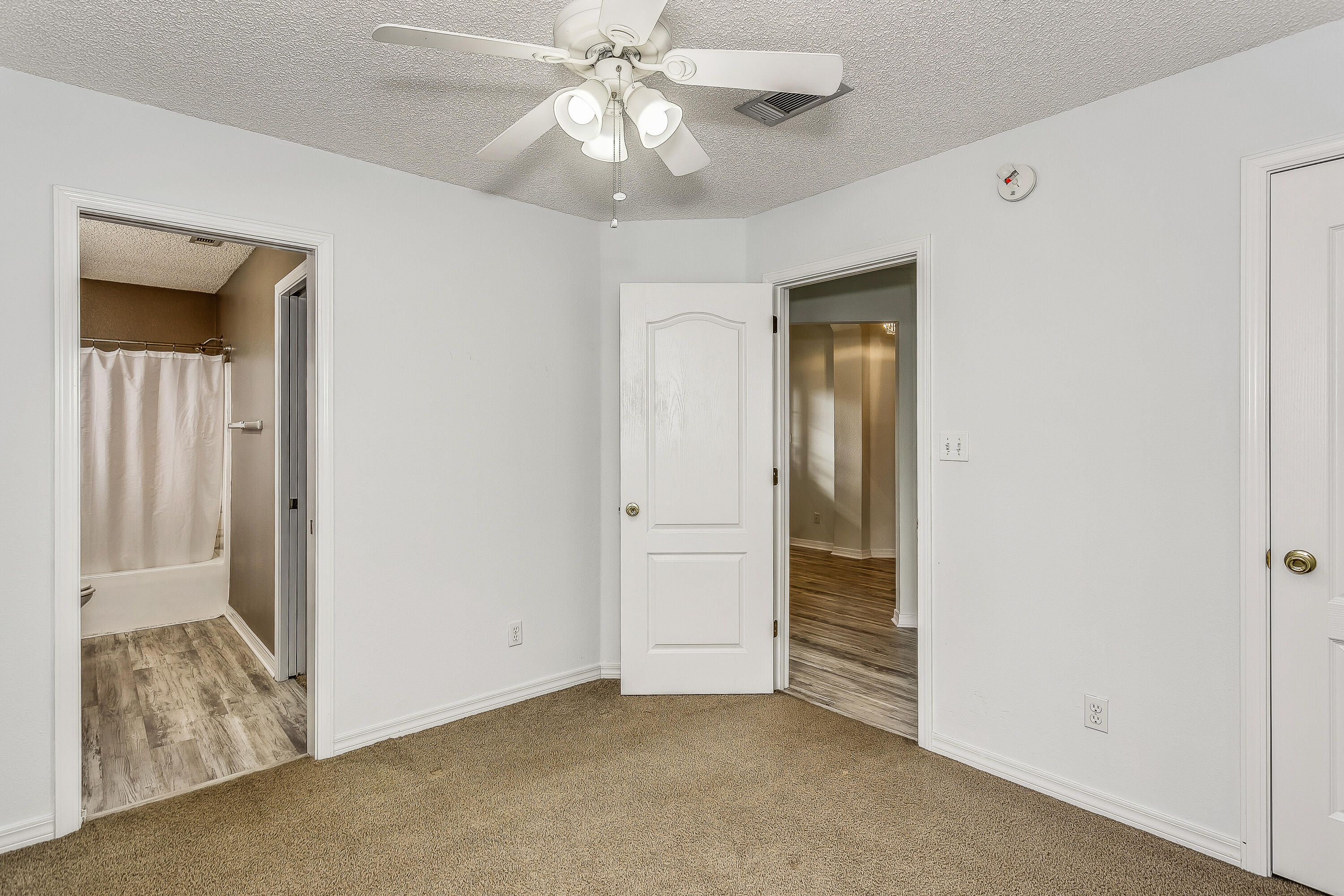 ESTATES AT EMERALD SHORES THE - Residential