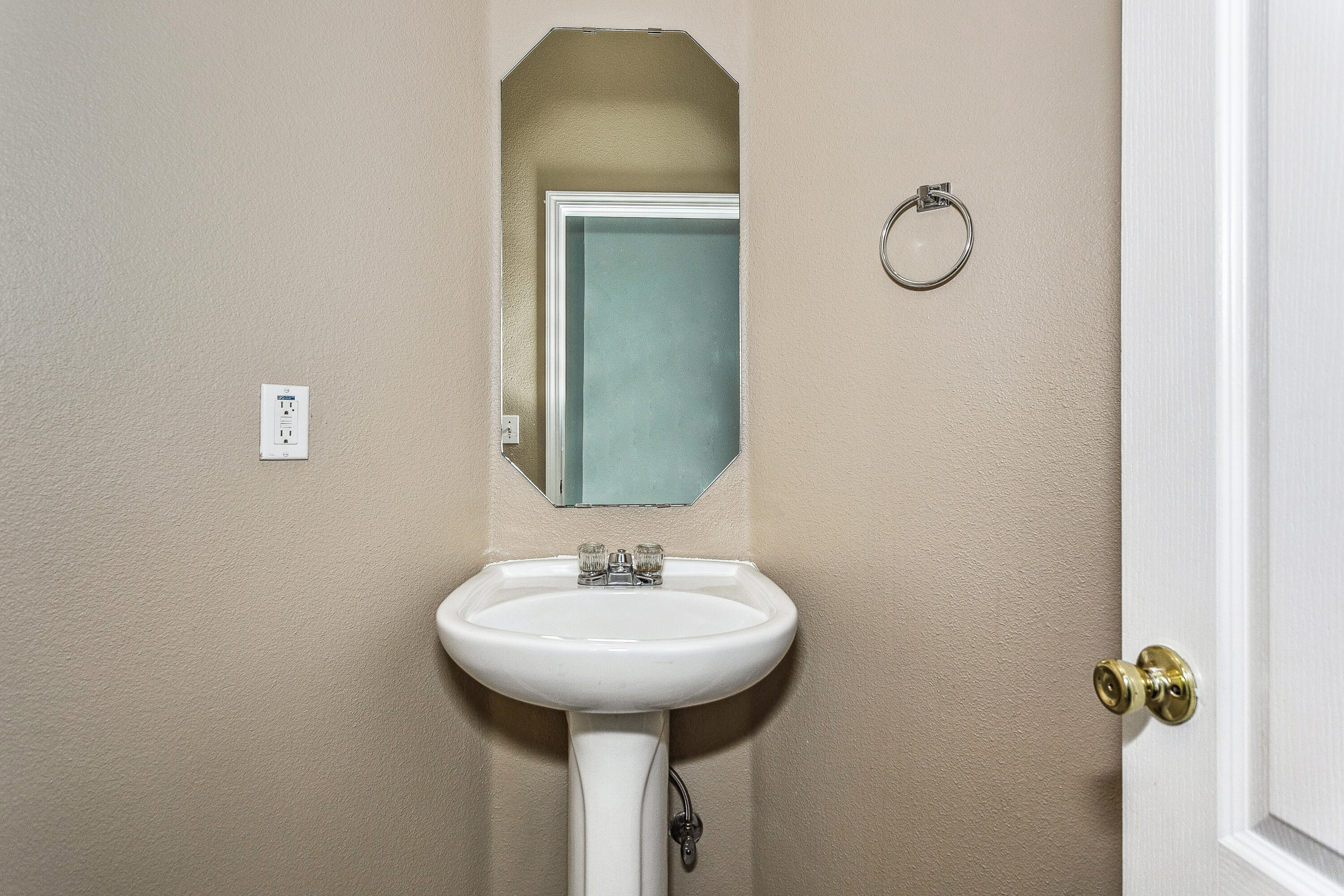 ESTATES AT EMERALD SHORES THE - Residential