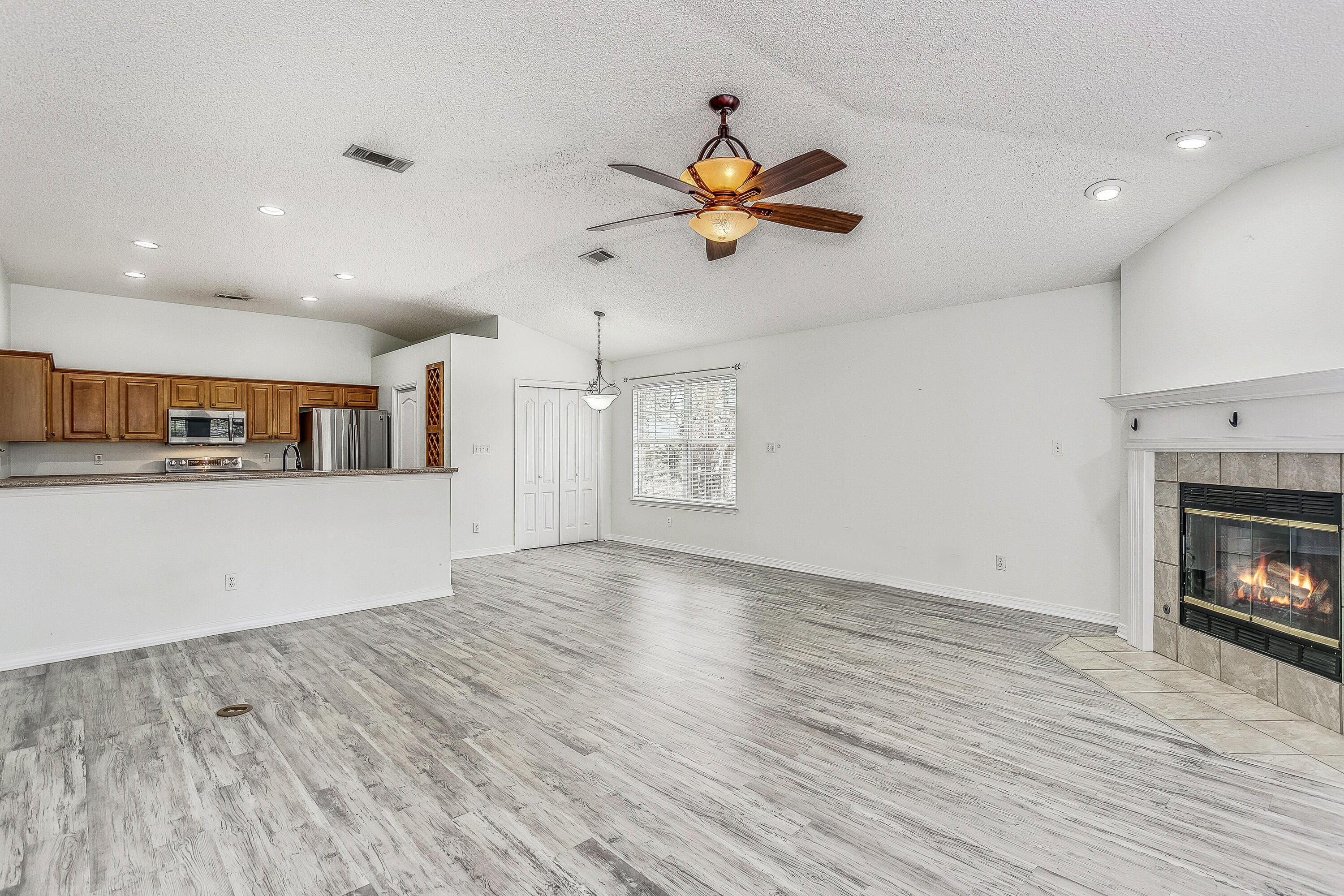 ESTATES AT EMERALD SHORES THE - Residential