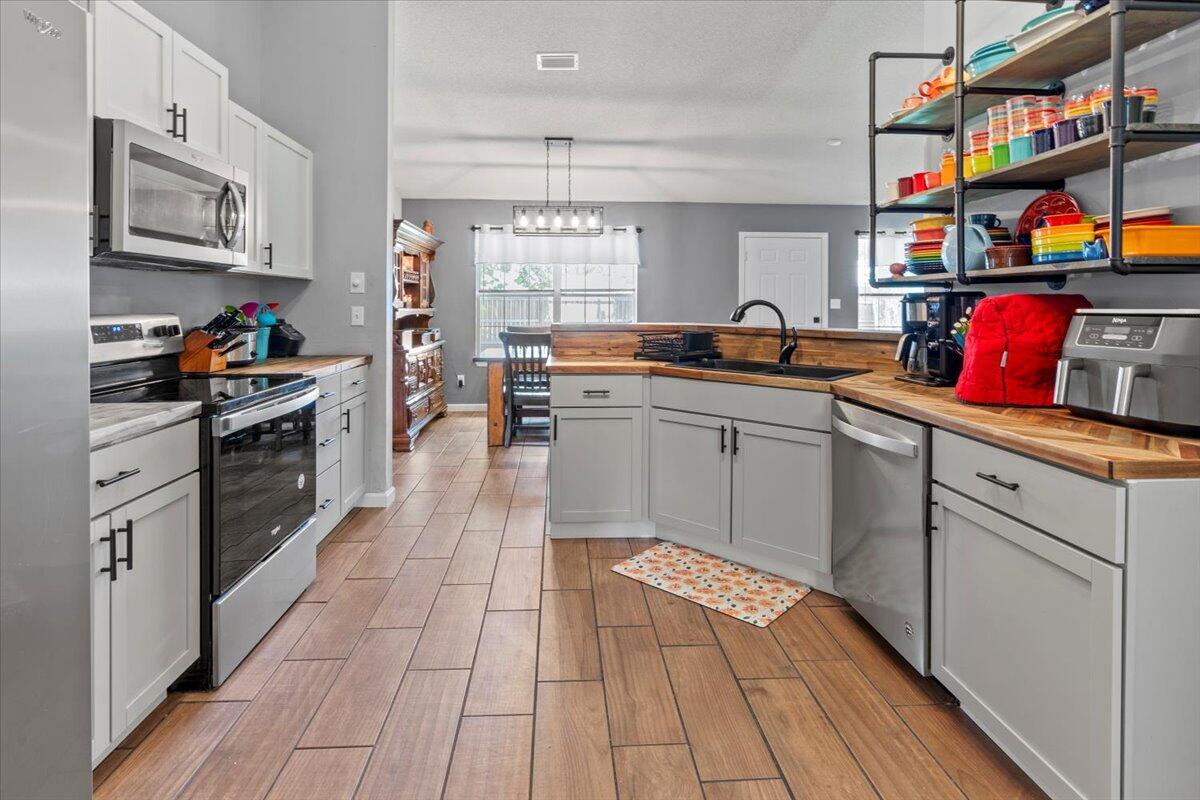 WOODRIDGE MANOR - Residential