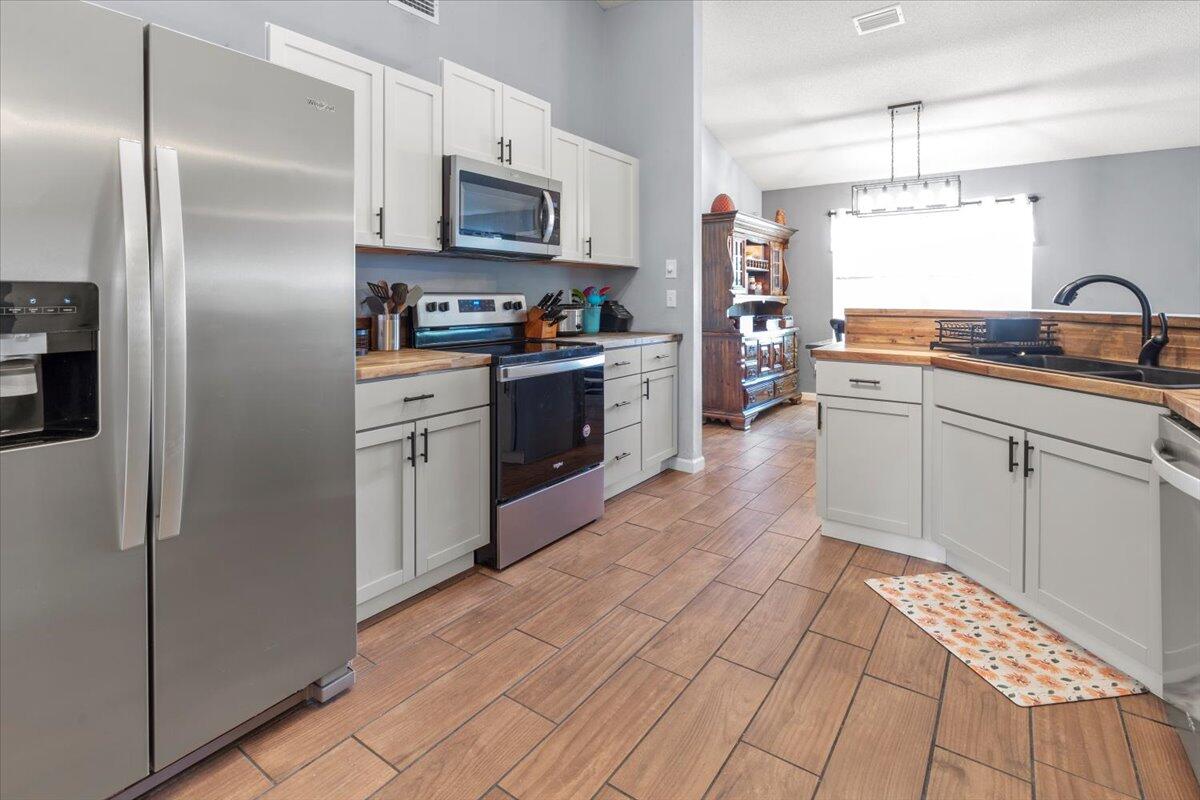 WOODRIDGE MANOR - Residential