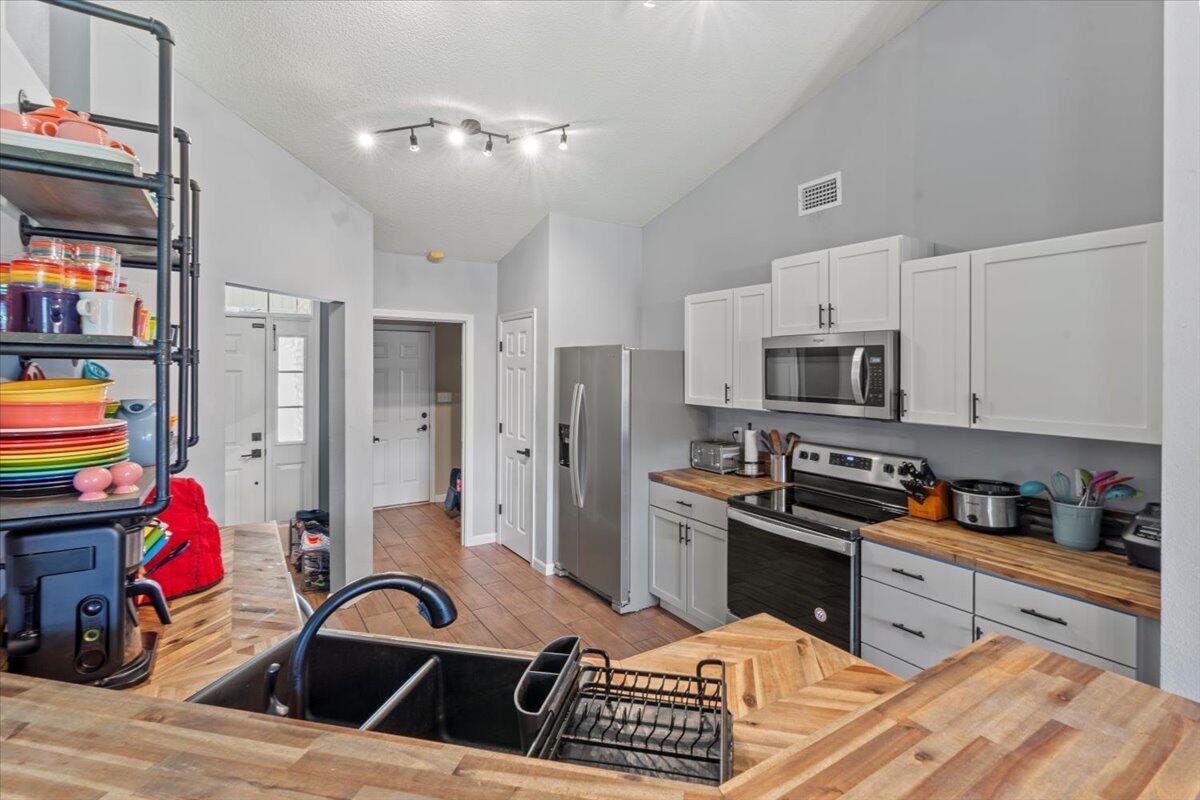 WOODRIDGE MANOR - Residential