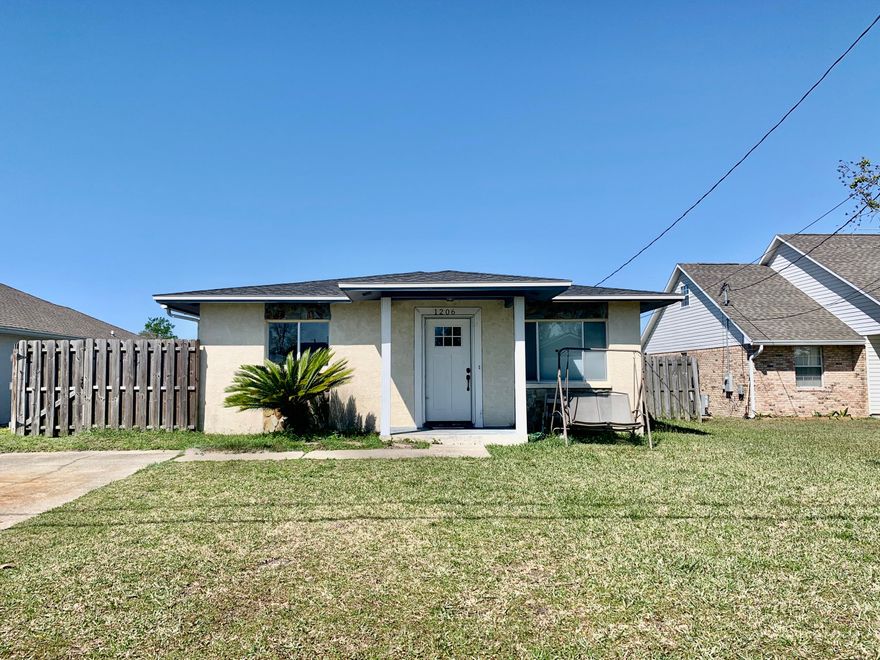 Charming Home that is located in a well established neighborhood.  This 2 Bedroom/1 Bath home is low maintenance and has a recently updated kitchen!  Ideal for 1st time homebuyers or Investors!  Call to schedule your showing!