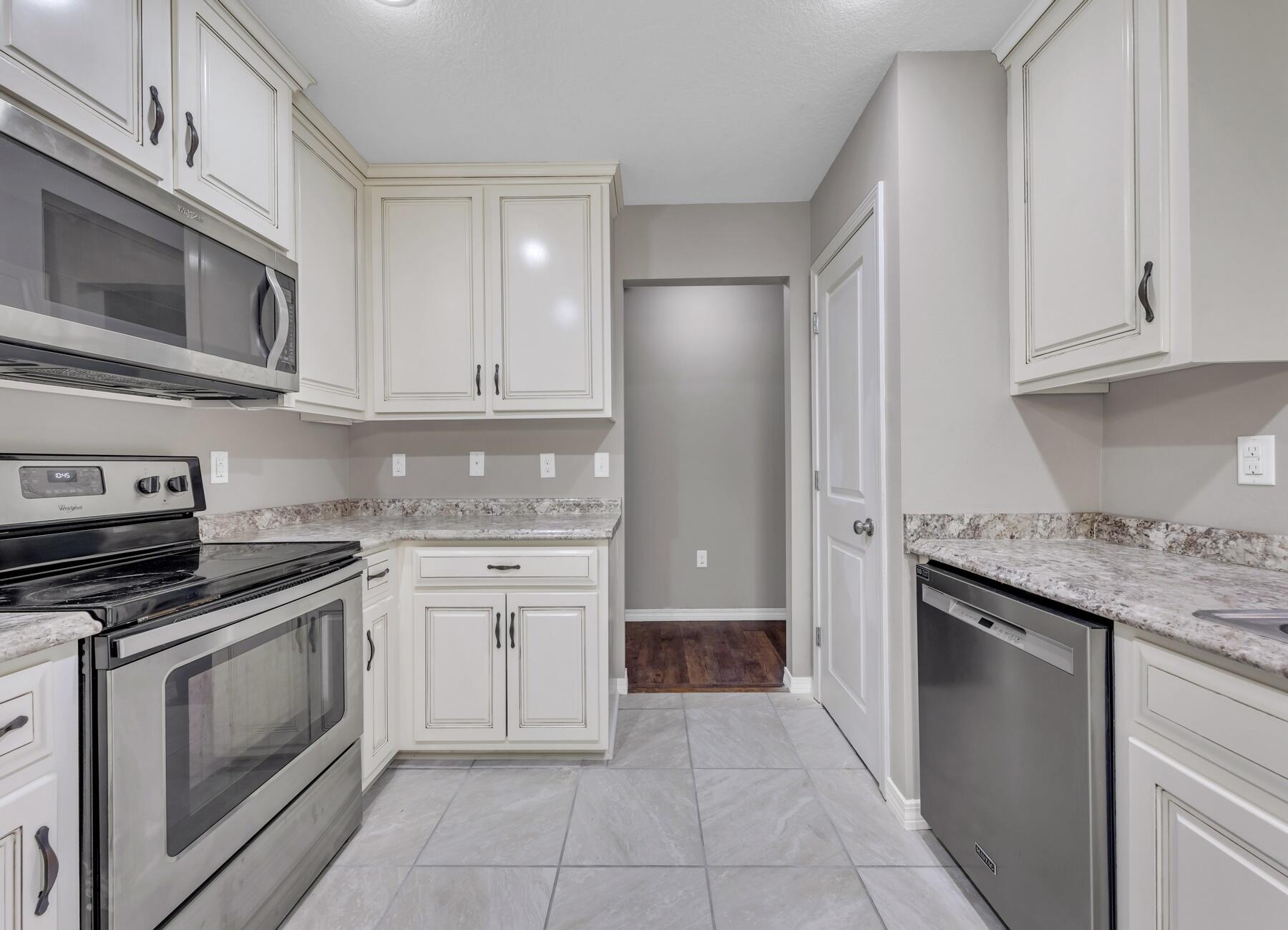 FOXWOOD EST UNIT #1 - Residential Lease