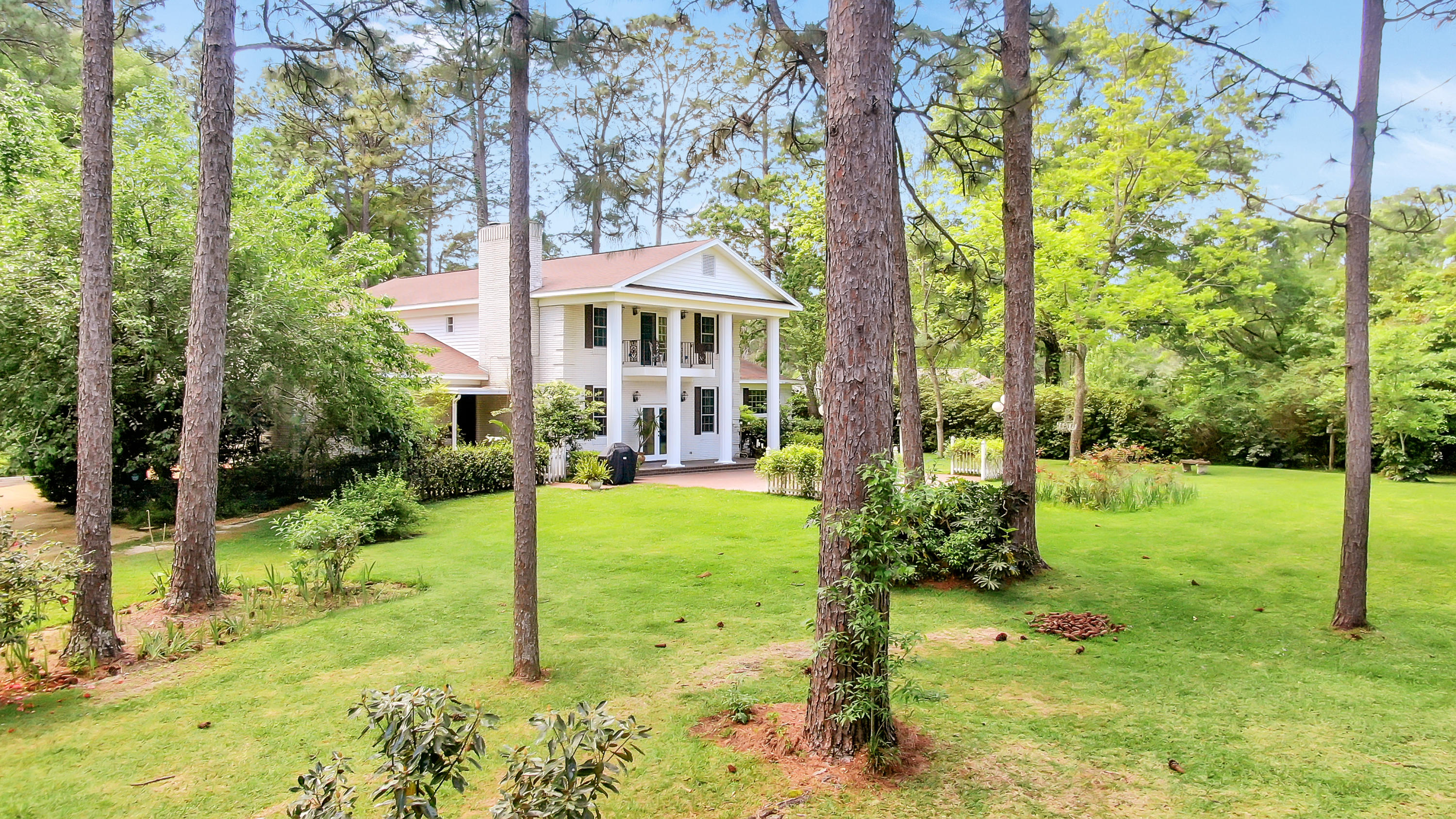 PINE SHORES - Residential