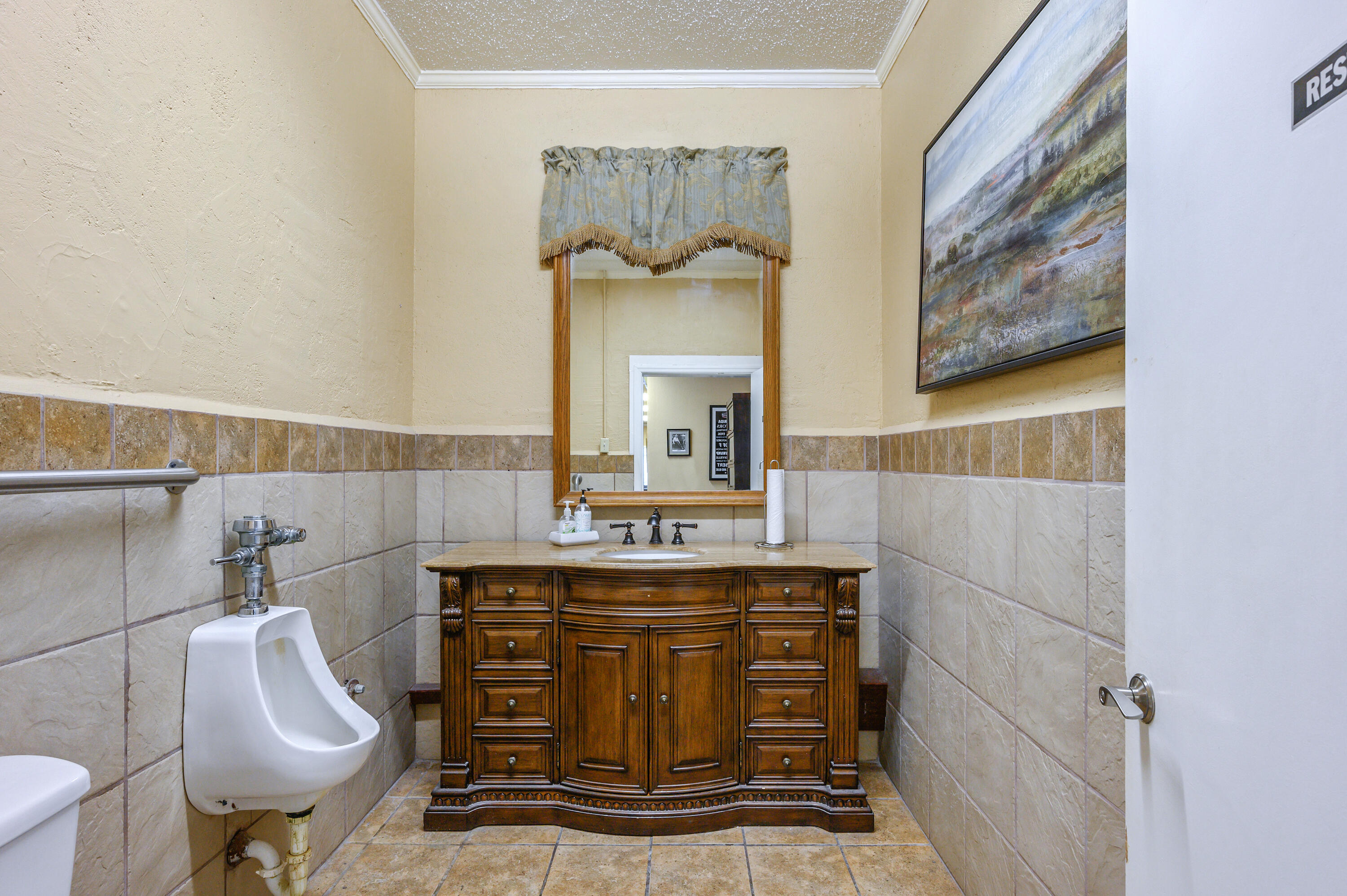 Main image without alt text