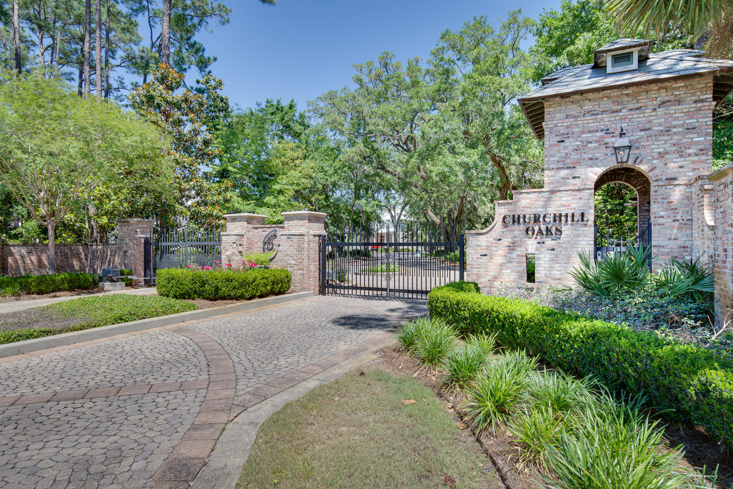 CHURCHILL OAKS - Land