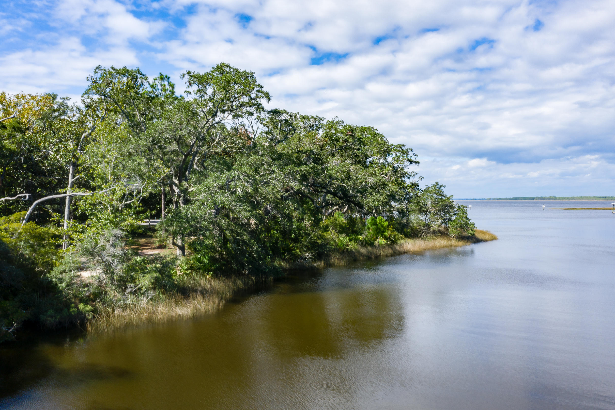 CHURCHILL OAKS - Land